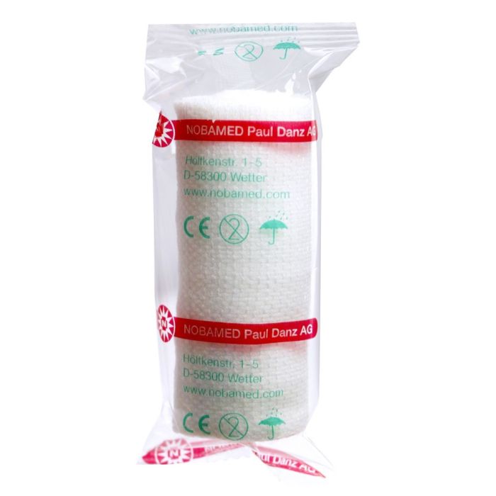 Das Bild zeigt eine Packung von Noba Nobatex Fixier- und Mullbinden mit insgesamt 20 Stück. Die Binden sind ordentlich verpackt und in transparentem Material gefasst, wodurch die einzelnen Binden gut sichtbar sind. Jede Binde ist weiß und hat eine gleichmäßige Struktur. Im Hintergrund ist eine schlichte, helle Fläche, die das Produkt hervorhebt. Oben links ist das Logo von Noba sichtbar. Die Packung hat ein übersichtliches Design mit klaren Informationen über die Anwendung und Anzahl der Binden.