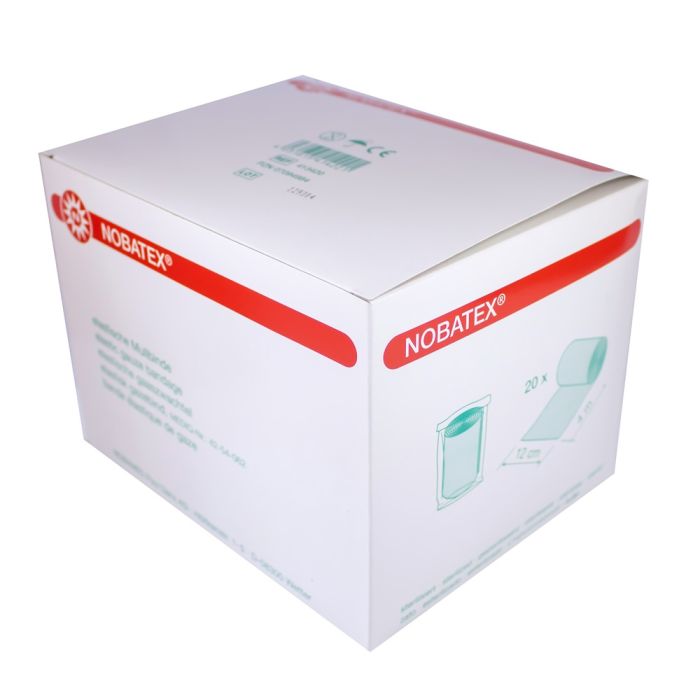 Das Bild zeigt eine Packung mit 20 Fixier- und Mullbinden namens Noba Nobatex. Die Binden sind in einer transparenten Folie verpackt, die es ermöglicht, die einzelnen Binden gut zu erkennen. Jede Binde ist sorgfältig gefaltet und zeigt eine weiße, atmungsaktive Oberfläche. Im oberen Bereich der Verpackung sind die Markenbezeichnung "Noba" und "Nobatex" gut lesbar in blauer Schrift platziert.