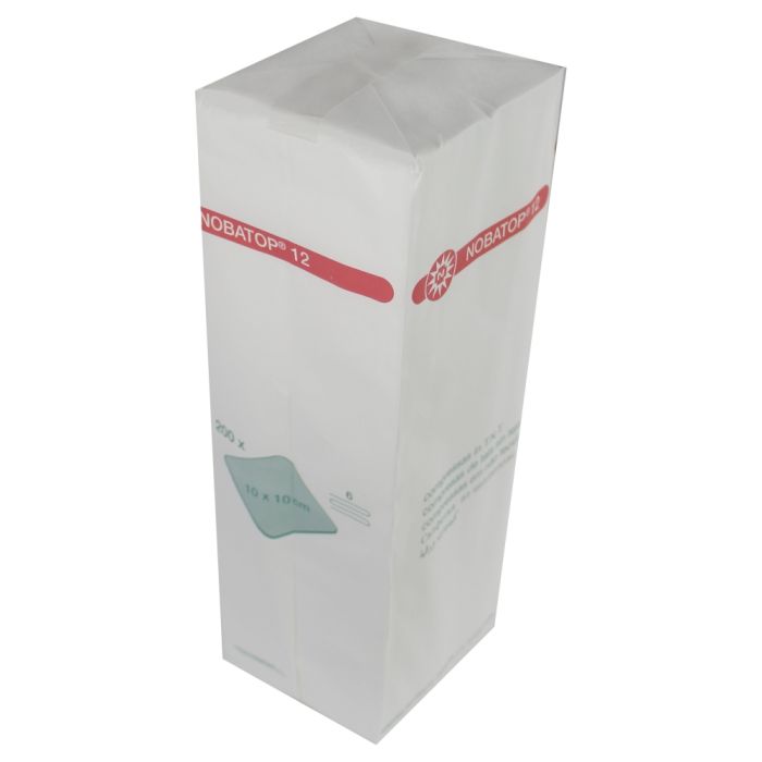 Weißes Produktbild von Noba Vliesstoffkompressen im 200er-Pack, die in einer transparenten Verpackung angeordnet sind. Jede Kompresse hat eine quadratische Form und ist in mehreren Schichten gefaltet, um eine hohe Saugfähigkeit zu gewährleisten. Die Verpackung trägt das Logo von Noba sowie Informationen über das Produkt. Auf dem Bild ist ein heller, neutraler Hintergrund zu sehen, der die Kompressen hervorhebt. Die Kompressen sind hygienisch verpackt und optimal für die Wundversorgung geeignet.