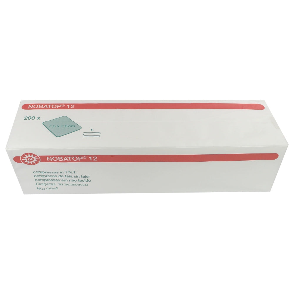 Bild zeigt ein 200er-Pack Vliesstoffkompressen der Marke Noba Nobatop in der Größe 10 cm x 10 cm. Die Verpackung ist klar strukturiert und enthält Informationen über die Produkteigenschaften. Die Kompressen sind einzeln verpackt und in einem stapelbaren Format angeordnet. Die Vorderseite der Verpackung zeigt ein ansprechendes Design mit farblich abgesetztem Logo und Produktbezeichnung. Die Kompressen sind für medizinische Anwendungen geeignet und bieten hohe Saugfähigkeit und Hautverträglichkeit.