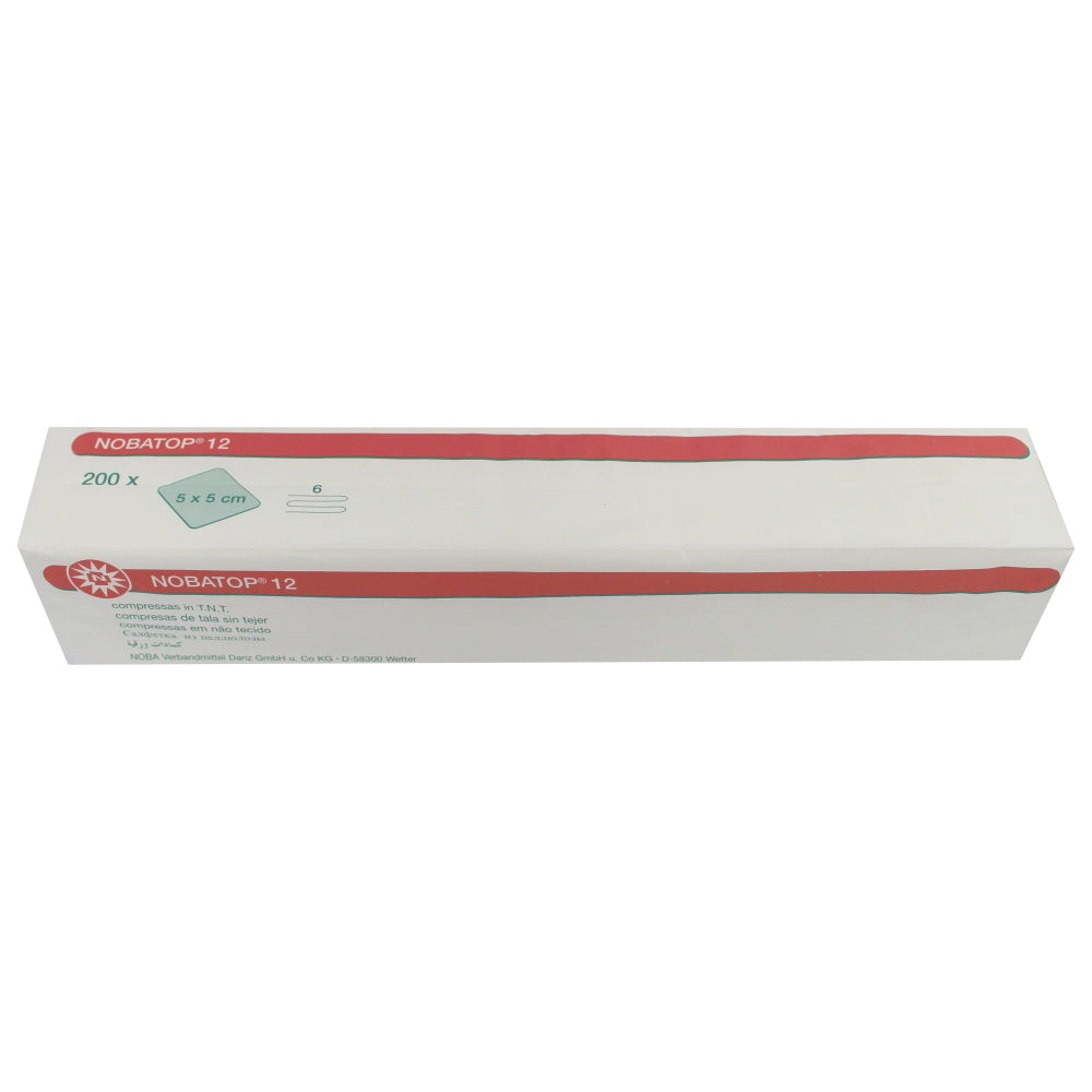 Weiße Vliesstoffkompressen in einem 200er-Pack, die auf einem hellen Hintergrund angeordnet sind. Die kompressen sind rechteckig und haben die Maße 5 cm x 5 cm. Sie sind gleichmäßig gestapelt und zeigen die saubere und strukturierte Textur des Materials. Das Produkt wirkt hygienisch und steril, ideal für medizinische Anwendungen. Die Verpackung ist einfach und funktional, betont die Anzahl der Kompressen und die Größe.