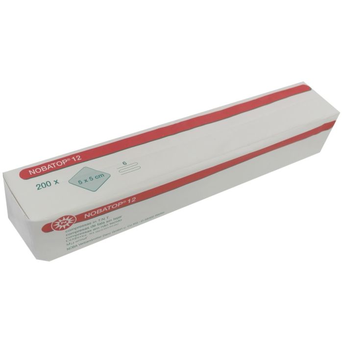 Weiße Vliesstoffkompressen in einem transparenten Verpackungsbeutel, die auf einem hellen Hintergrund präsentiert werden. Die Packung enthält 200 Kompressen der Größe 5 cm x 5 cm und hebt das Produkt "Noba Nobatop 12" hervor. Die Kompressen sind sorgfältig gestapelt und sichtbar im Beutel angeordnet. Auf dem Beutel sind deutsche und englische Angaben zur Verwendung und zur Anzahl der Kompressen aufgedruckt. Die Verpackung hat eine praktische Öffnung, die die Entnahme erleichtert.