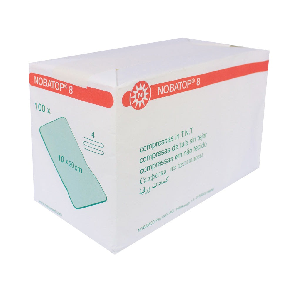 Bild zeigt eine Packung Noba Nobatop 8 Vliesstoffkompressen. Die Kompressen sind in einem klaren Plastikbeutel verpackt, der die Informationen zu Größe, Menge und Anwendung präsentiert. Auf dem Beutel steht „10 cm x 20 cm“, und es sind insgesamt 1000 Stück enthalten. Die Kompressen selbst sind weiß und aus einem weichen, saugfähigen Vliesstoff gefertigt, der für medizinische Anwendungen geeignet ist.