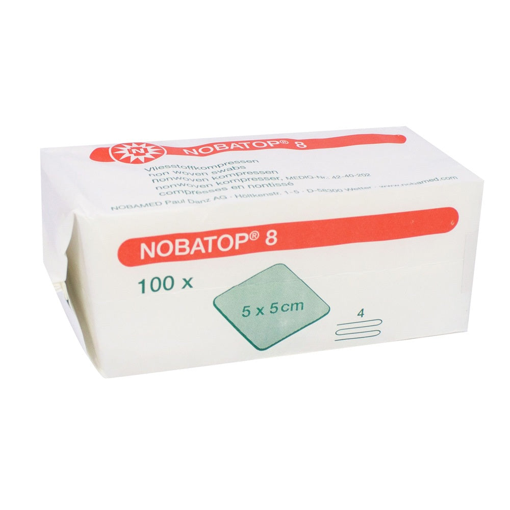 Bildbeschreibung: Auf dem Produktbild sind Noba Nobatop 8 Vliesstoffkompressen abgebildet, die in einer Packung mit 1000 Stück enthalten sind. Jede Kompresse hat die Maße 5 cm x 5 cm und wurde mit vier Lagen hochwertigem Vliesstoff hergestellt. Die Kompressen sind gleichmäßig gestapelt und zeigen eine weiße, strukturierte Oberfläche. Der Hintergrund ist neutral gehalten, wodurch die Kompressen klar zur Geltung kommen.