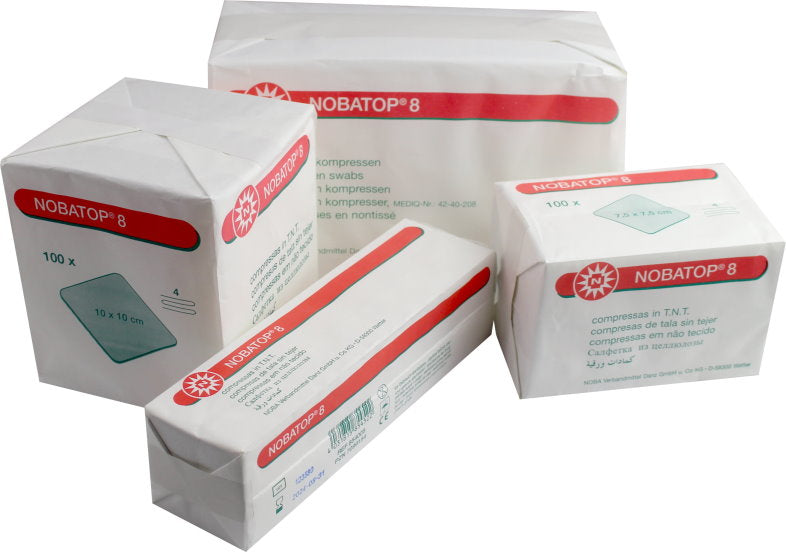 Weiße Vliesstoffkompressen der Marke Noba sind in einem transparenten Verpackungsbeutel erhältlich. Jede Packung enthält 100 Stück der vierlagigen Kompressen, die in einem kompakten Format angeordnet sind. Die Kompressen sind für die Wundversorgung geeignet und zeichnen sich durch ihre hohe Saugfähigkeit und Atmungsaktivität aus. Die Verpackung ist klar gestaltet, wodurch die Kompressen gut sichtbar sind. Unten auf der Verpackung sind die Produktdetails und Vorsichtsmaßnahmen in Schwarz gedruckt.