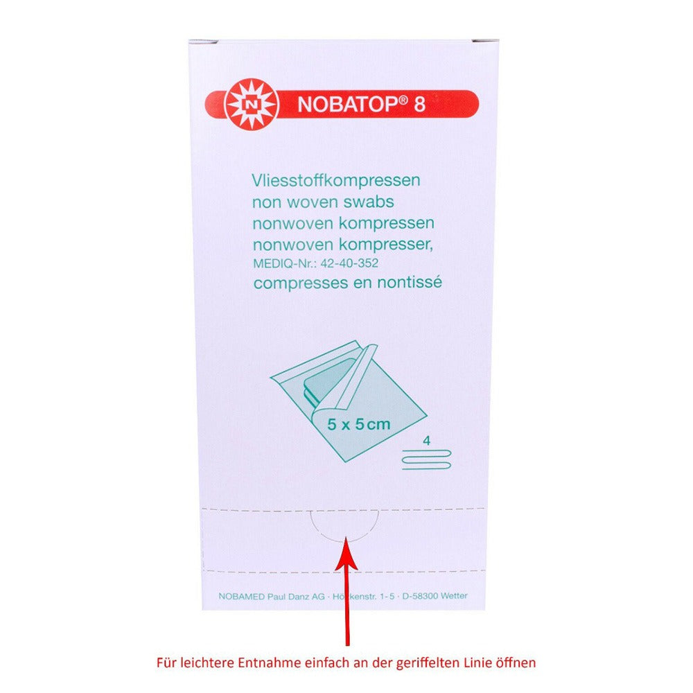 Das Bild zeigt eine Verpackung mit sterilen Vliesstoffkompressen der Marke Noba. Die Verpackung ist klar und zeigt den Produktnamen „Nobatop“ deutlich. Im Vordergrund sind die sterile Kompressen zu sehen, die in einer sauberen, weißen Farbe gehalten sind. Die Größe der Kompressen beträgt 10 x 10 cm. Der Packungsinhalt besteht aus 100 Stück, die in einer praktischen Box angeordnet sind. Auf der Box sind weitere Details und Anweisungen zur Anwendung abgebildet.