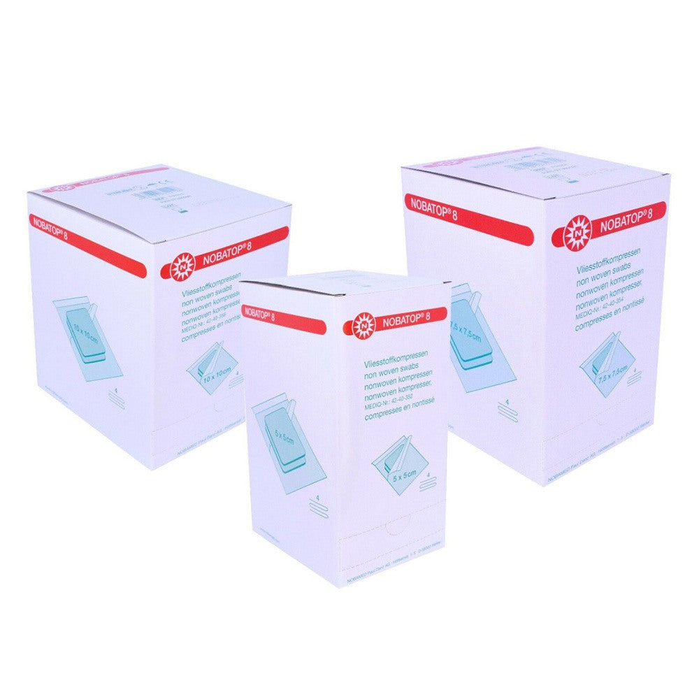 Produktbild von Noba Nobatop Steril Vliesstoffkompressen in der Größe 5 x 5 cm. Die Verpackung zeigt eine quadratische Box mit einem modernen Design, die klare Informationen über die Inhalte bietet. Auf der Vorderseite sind die Produktbezeichnung, die Größe, die Sterilität und die Anzahl der Kompressen (100 Stück) gut sichtbar. Die Kompressen selbst sind weiß und atmungsaktiv, optimal für medizinische Anwendungen. Die Verpackung ist hygienisch und praktisch, mit einem leicht zu öffnenden Verschluss.