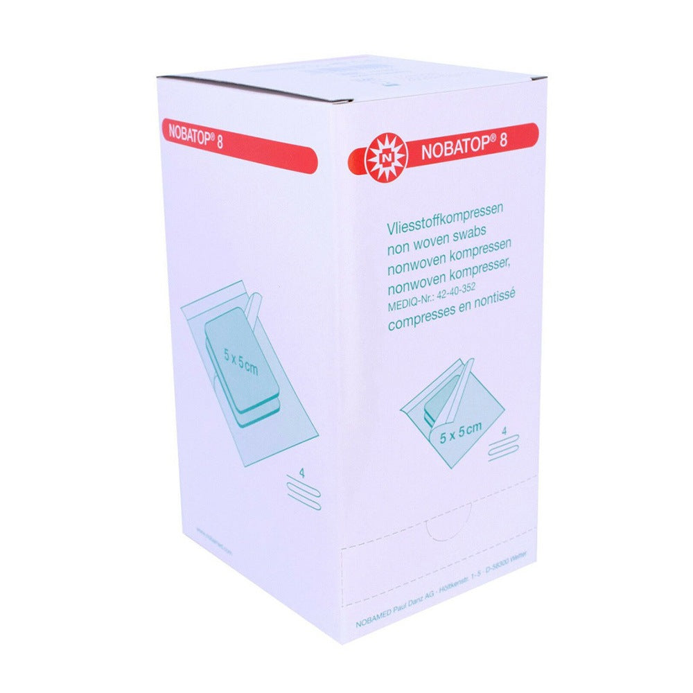 Sterile Vliesstoffkompressen in einer klaren Verpackung. Die Packung enthält 100 Teile, jede Kompresse misst 75 x 75 cm. Auf der Verpackung ist der Markenname "noba" sowie die Produktbezeichnung "nobatop" gut sichtbar. Die Kompressen sind frei von Chemikalien, weich und atmungsaktiv, wodurch sie für Wundversorgung und medizinische Anwendungen geeignet sind. Die Verpackung hebt die Sterilität der Produkte hervor, ideal für den Einsatz in Kliniken und bei der Erstversorgung.