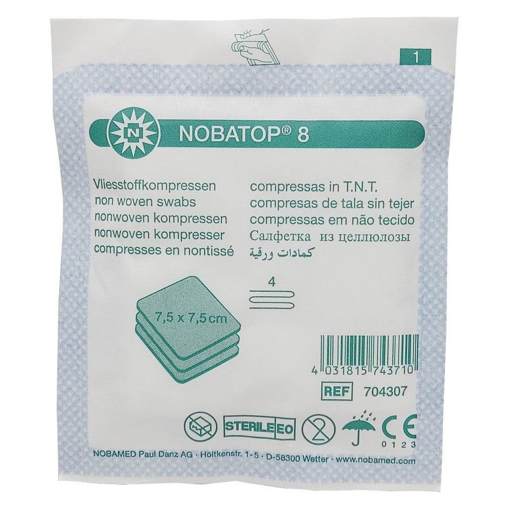 Bildbeschreibung: Das Produktbild zeigt eine Verpackung mit 8 Vliesstoffkompressen aus der Noba Nobatop-Serie. Die Kompressen sind in einer klaren, transparenten Verpackung angeordnet, auf der Vorderseite ist das Produktdesign in Weiß und Blau zu sehen. Das Premiummaterial der Kompressen wird hervorgehoben. Ein Hinweis auf die sterilen Eigenschaften und die Größe, 3x3 cm, ist ebenfalls sichtbar. Im Hintergrund ist ein schlichter grau-blauer Farbverlauf.