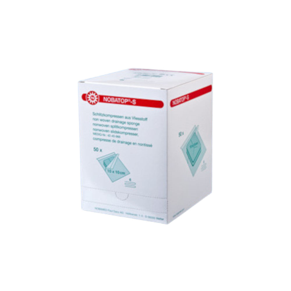 Steril verpackte Schlitzkompressen aus Vliesstoff, 50 x 2 Stück, Größe 5 x 5 cm. Die Kompressen sind in einer transparenten, luftdichten Verpackung angeordnet, um Sterilität zu gewährleisten. Jede Kompresse ist rechteckig und besteht aus weichem, saugfähigem Vliesstoff, was sie ideal für Wundauflagen macht. Die Verpackung zeigt eine klare Beschreibung des Produkts und enthält Angaben zur Handhabung.