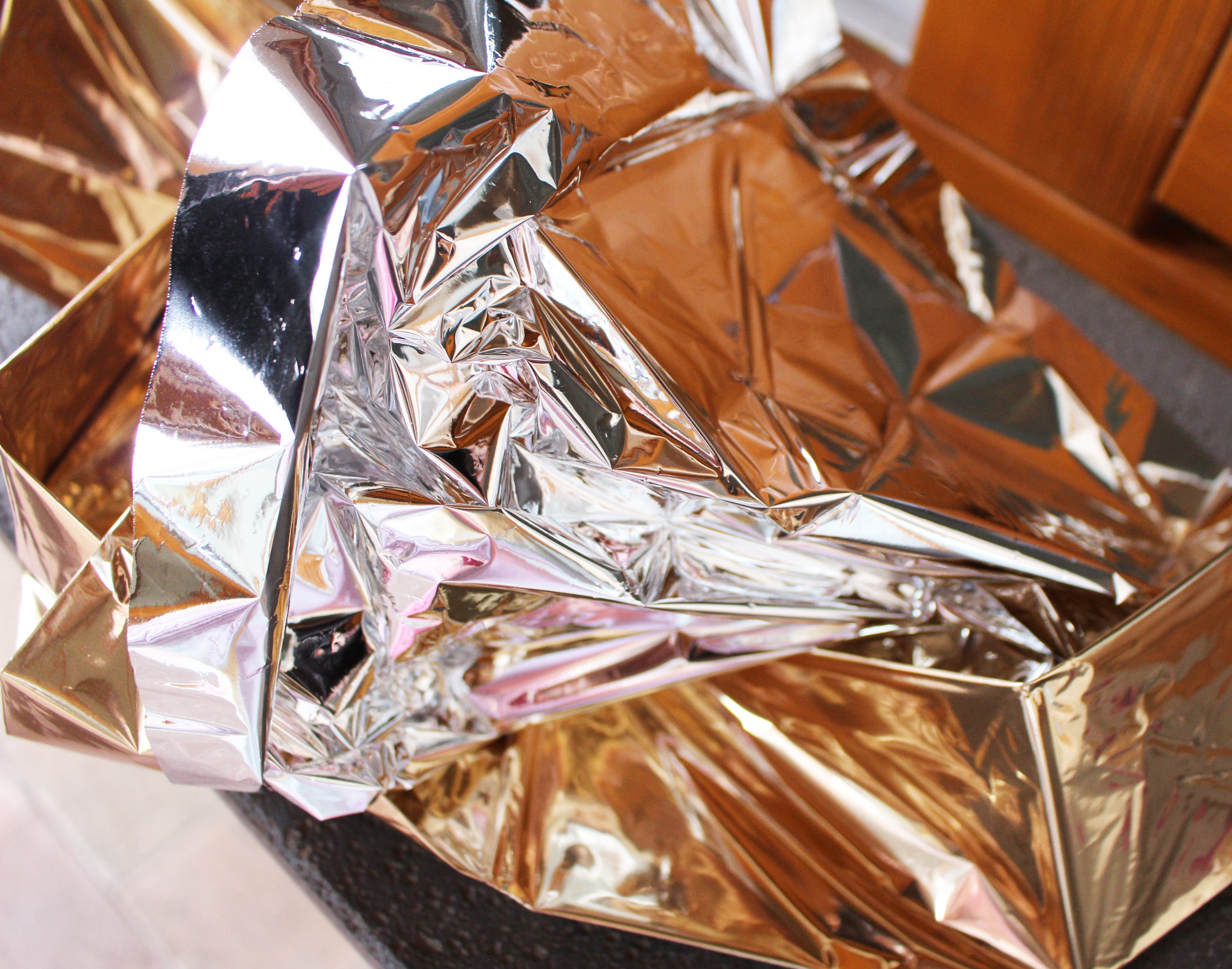 Bild eines Produktes: zwei Rettungsdecken in Gold und Silber, speziell für Kinder, mit den Maßen 1,2 m x 1,6 m. Die Gold-Decke ist auf der linken Seite des Bildes und reflektiert das Licht, während die Silber-Decke auf der rechten Seite sichtbar ist, auch in einer glänzenden Ausführung. Beide Decken sind gefaltet und liegen auf einem neutralen, hellen Untergrund. Die Rettungsdecken sind leicht und kompakt, ideal für den Einsatz bei Notfällen oder für Campingausflüge.