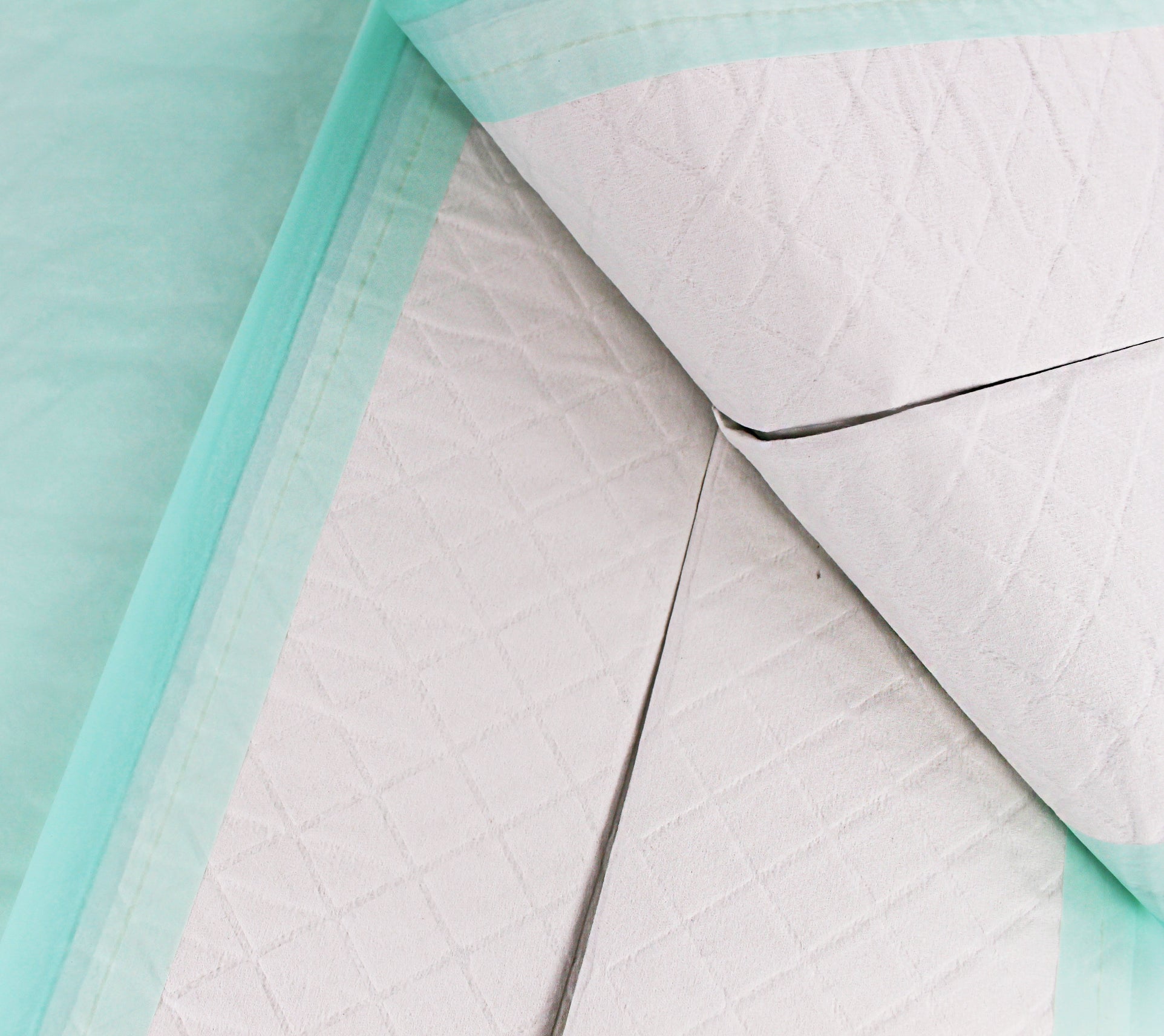 Ein Päckchen mit 90 Einmalunterlagen in Folie, auf einem neutralen Hintergrund. Die Unterlagen sind quadratisch und messen 60 x 60 cm, sechslagig gestaltet, bietet sie hohe Saugfähigkeit und Schutz. Das Paket ist vollständig sichtbar und zeigt deutlich die Anzahl der enthaltenen Unterlagen. Auf der Verpackung sind zusätzlich einige Produktinformationen und Hinweise abgebildet. Das Bild vermittelt einen sauberen, medizinischen Eindruck, ideal für den Einsatz in Pflegeeinrichtungen oder im häuslichen Bereich.