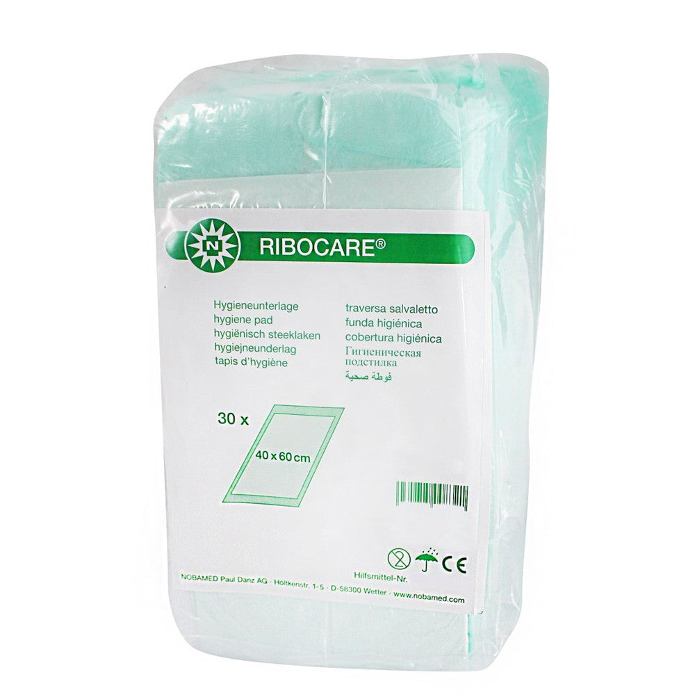 Produktbild von Noba Ribocare Krankenunterlagen, die als Einmalunterlagen in Folie verpackt sind. Die Packung enthält 180 Stück mit den Maßen 40 x 60 cm und ist vierlagig, um maximale Saugfähigkeit und Schutz zu gewährleisten. Die Unterlagen sind in der Farbgestaltung Weiß mit einem dezenten, blauen Rand auf der Oberseite zu sehen. Die Verpackung ist transparent, sodass der Inhalt sichtbar ist, und die einzelnen Unterlagen sind sauber gefaltet und übereinander gestapelt.