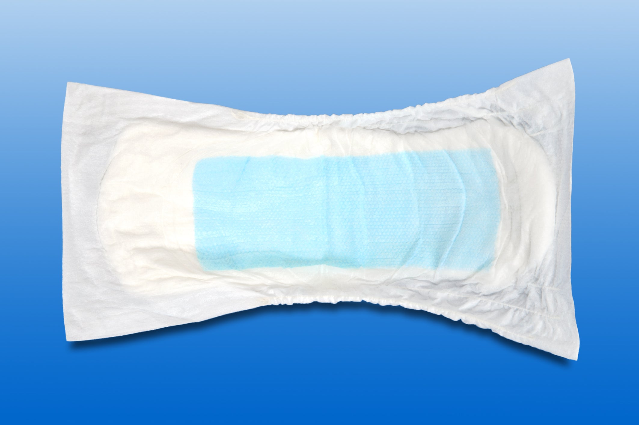 In dem Bild sind Noba Ribomen Inkontinenzeinlagen für Männer zu sehen. Die Einlagen sind in einem weißen, gut strukturierten Verpackungsdesign abgebildet, das die Maße 15 cm x 33 cm angibt. Die Verpackung trägt das Noba-Logo in blauer Schrift und informiert über die Produktmerkmale. Der Hintergrund ist schlicht und hell, was das Produkt in den Fokus rückt. Die Einlagen selbst sind in der Verpackung gut sichtbar, mit einer leichten Wellenstruktur, die für komfortable Passform und hohe Saugfähigkeit steht.