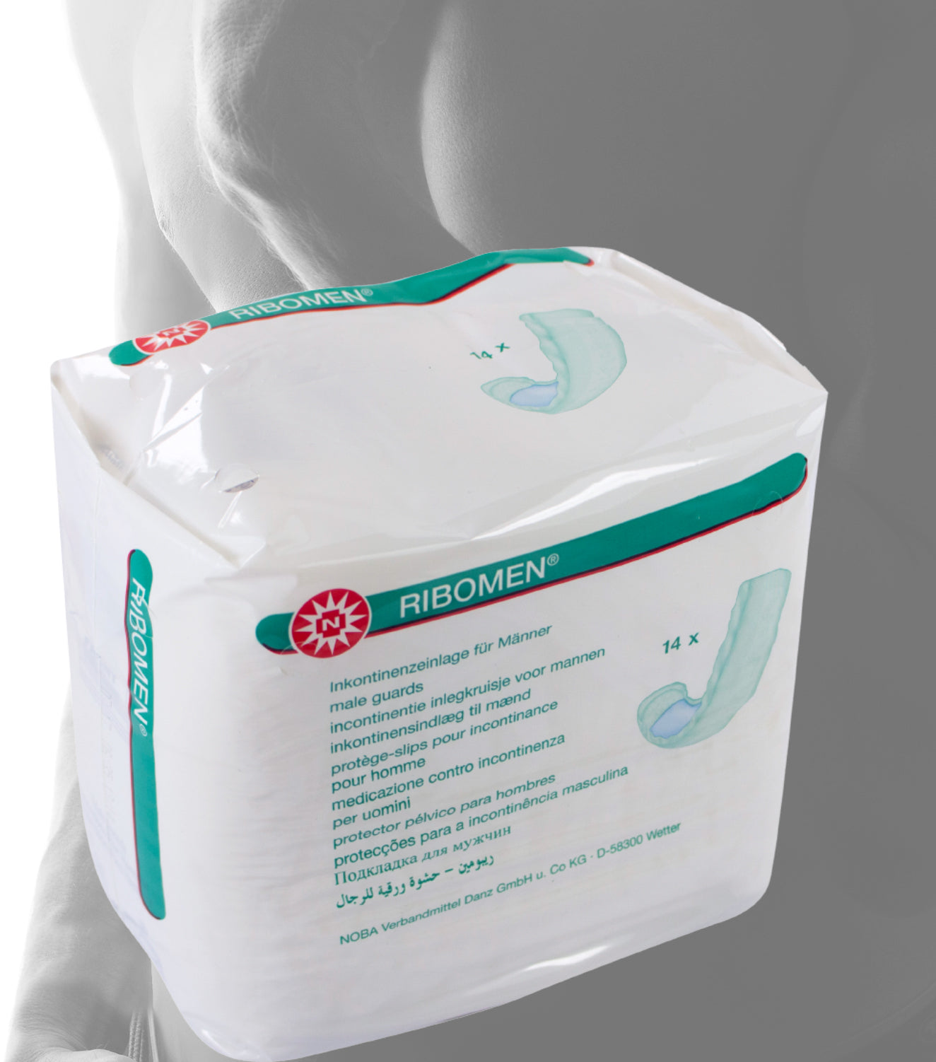 Das Bild zeigt eine Packung Noba RiboMen Inkontinenzeinlagen für Männer in der Größe 15 cm x 33 cm. Die Verpackung ist prominent abgebildet und trägt ein modernes, ansprechendes Design. Auf der Vorderseite sind Informationen über das Produkt angegeben, darunter die Einsatzbereiche und Vorteile. Die Einlagen selbst sind nicht sichtbar, jedoch wird die Saugfähigkeit und der anatomische Schnitt betont. Die Farbgebung ist in sanften Tönen gehalten und vermittelt einen hochwertigen Eindruck.