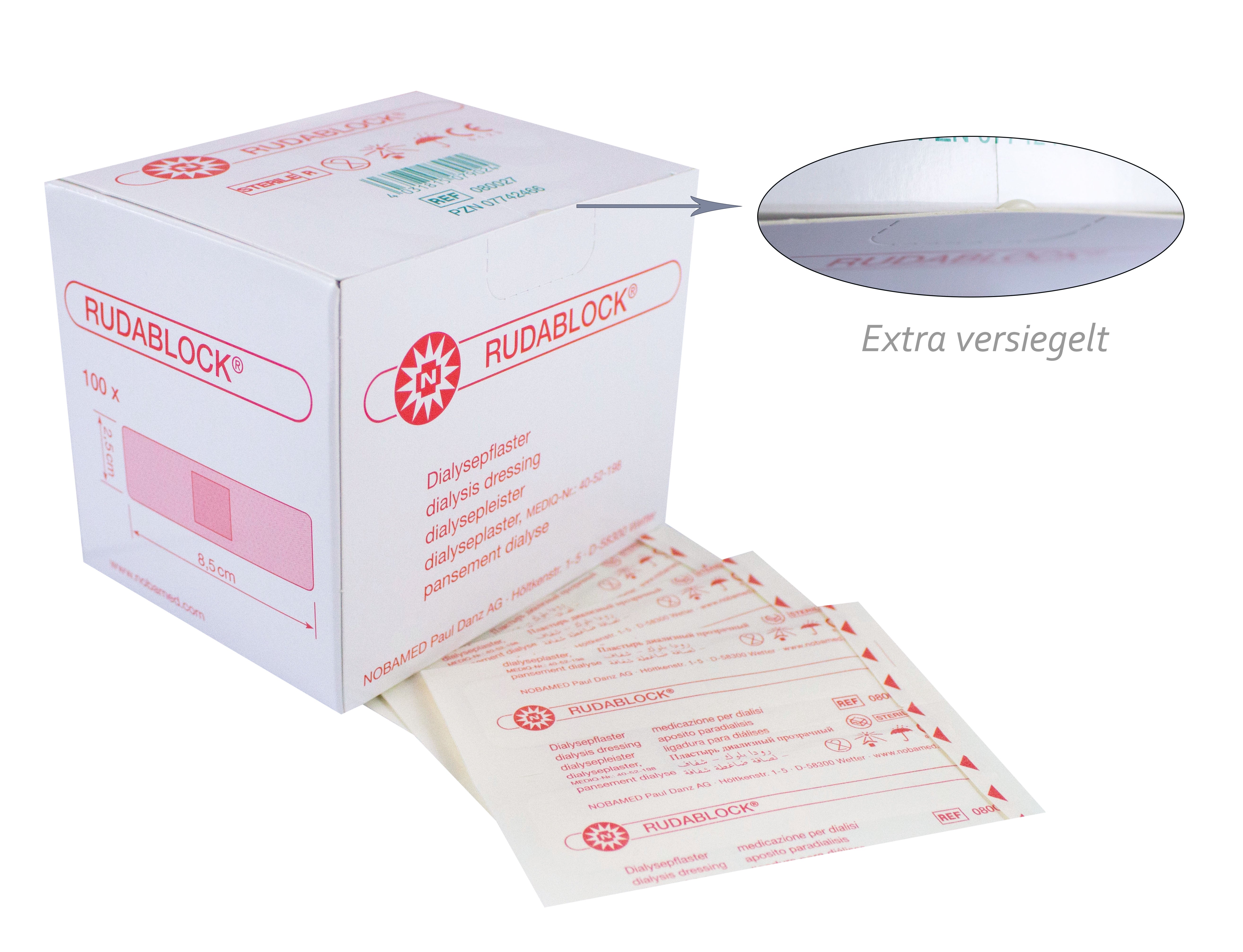 Weißes, steriles Druckpflaster mit den Maßen 2,5 cm x 8,5 cm. Das Pflaster ist rechteckig und hat eine glatte, einheitliche Oberfläche. Es ist in einer transparenter Verpackung dargestellt, die die Produktinformationen klar lesbar zeigt. Im Hintergrund sind leichte Schatten sichtbar, die dem Bild Tiefe verleihen. Die Verpackung ist so positioniert, dass die gesamte Länge und Breite des Pflasters gut zu erkennen ist.