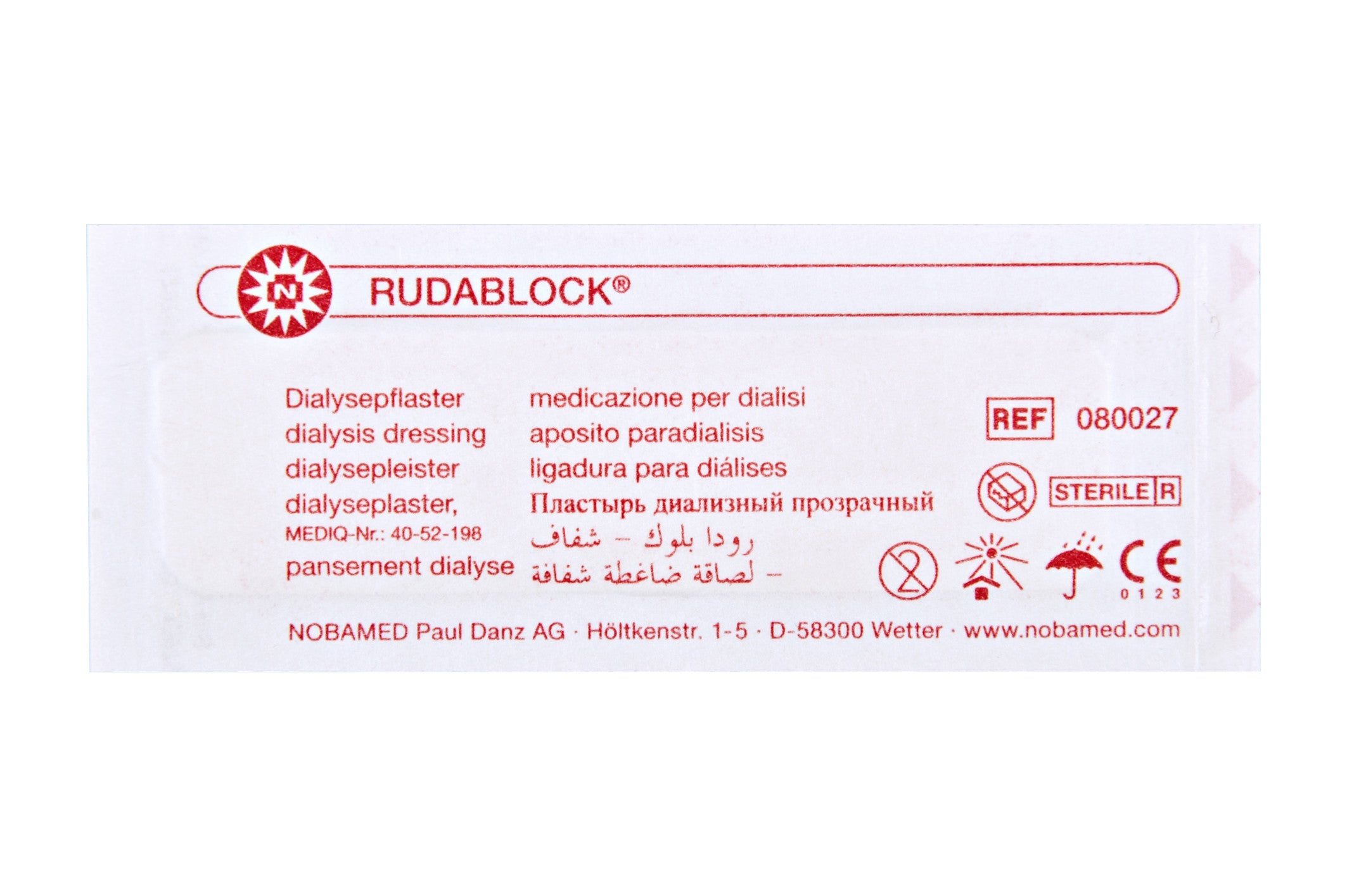 Weißes, steril verpacktes Dialysepflaster von Noba, das eine Größe von 2,5 cm x 8,5 cm hat. Das Pflaster ist auf einem hellen Hintergrund abgebildet, der die klare Sicht auf die Verpackung ermöglicht. Auf der Vorderseite der Packung sind Produktinformationen in klarer, gut leserlicher Schrift zu sehen. Die Verpackung zeigt auch das Noba-Logo. Das Pflaster selbst ist nicht sichtbar, da es sich in der Verpackung befindet. Ideal zur Anwendung bei Dialysepatienten oder zur Wundversorgung.