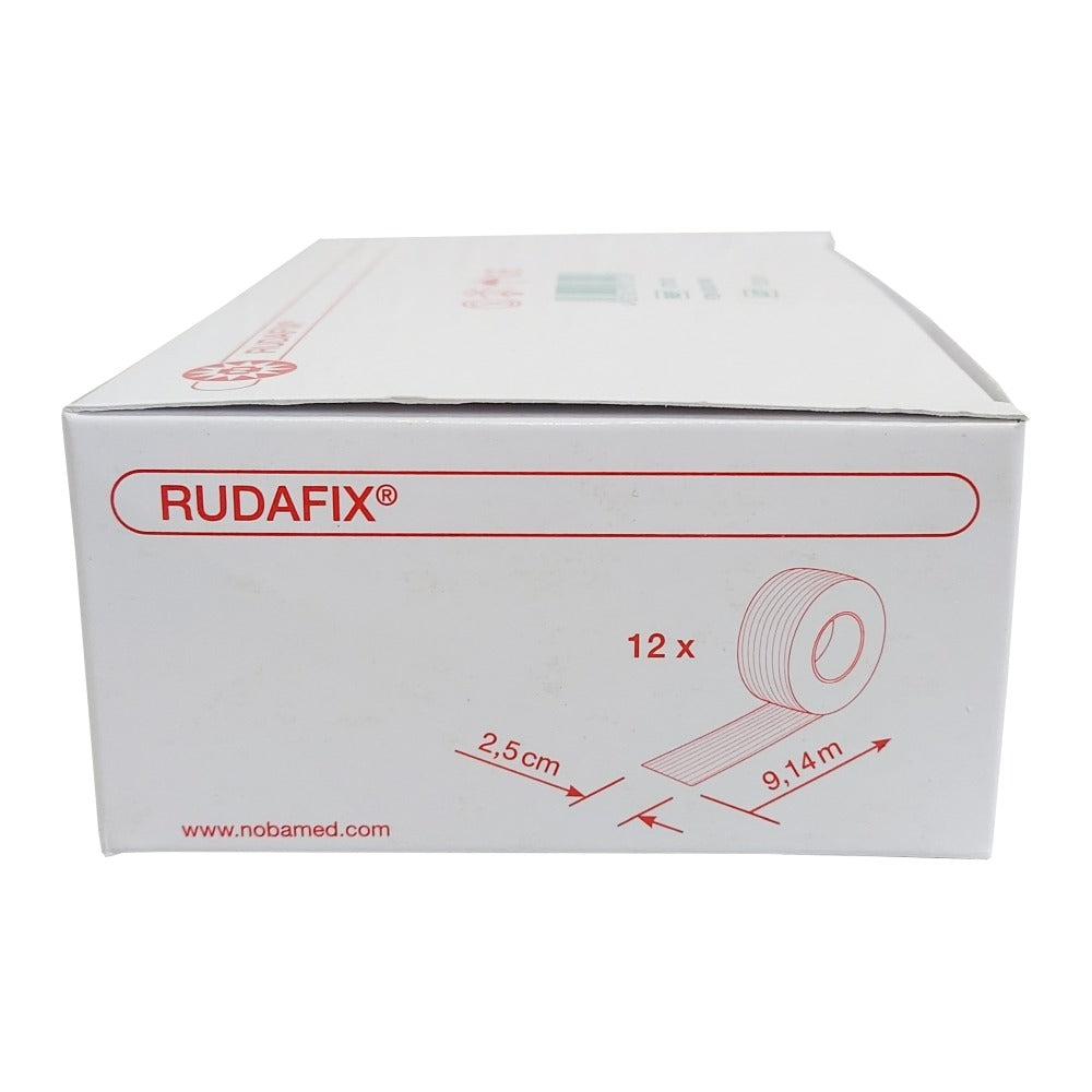 Fixierpflaster "Noba Rudafix", gerollt, in einer transparenten Verpackung, auf einem weißen Hintergrund sichtbar. Das Produkt misst 250 cm x 9,14 m und ist ohne Seitenscheiben. Die Rolle hat eine beige Farbgebung und zeigt an einer Seite die bedruckten Informationen zu Anwendung und Eigenschaften. Der Gesamteindruck vermittelt Stabilität und Praktikabilität, geeignet für medizinische Anwendungen.
