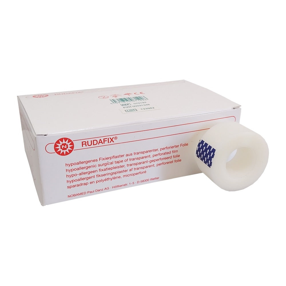 Fixierpflaster Noba Rudafix, gerollt, Größe 250 cm x 9,14 m, ohne Seitenscheiben. Die Rolle des Pflasters ist auf einem weißen Hintergrund abgebildet und zeigt seine glatte, beige Oberfläche. Verpackt in einer durchsichtigen Folie, wird die Rolle von einem gelben Etikett umhüllt, auf dem Produktinformationen und Anwendungshinweise in blauer Schrift zu sehen sind. Der Rollenkern ist gut sichtbar und hebt das praktische Design hervor.