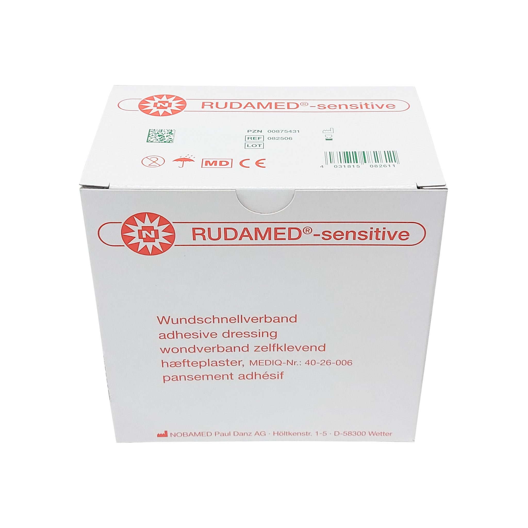 Produktbild eines Noba Rudamed sensitive Wundschnellverbands, der in einer transparenten Verpackung präsentiert wird. Der Verband ist in einer Größe von 4 cm x 5 m abgebildet und zeichnet sich durch ein hautfreundliches, elastisches Material aus. Die Verpackung zeigt ansprechende Grafiken und informative Texte über die Eigenschaften des Produkts, darunter die sanfte Haftung und Wundversorgung. Der Hintergrund ist hell und neutral gehalten, um den Fokus auf das Produkt zu lenken.