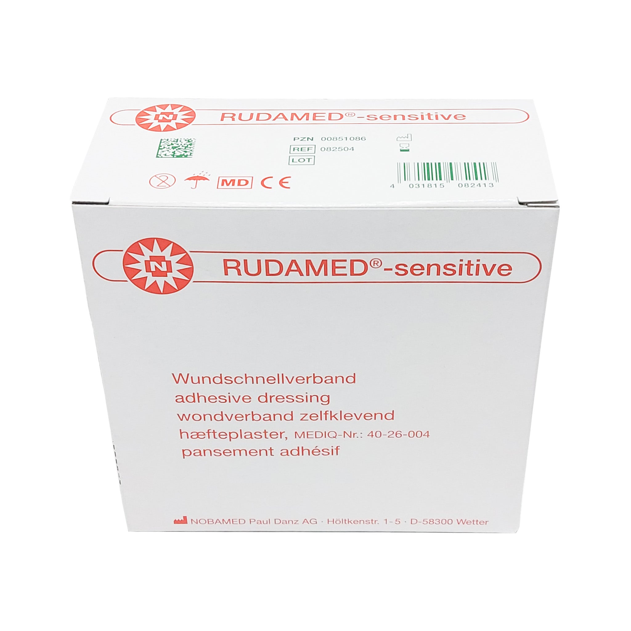 Ein Noba Rudamed sensitive Wundschnellverband in der Größe 6 cm x 5 m wird abgebildet. Der Verbandsrollen befindet sich in der Mitte des Bildes und ist in einer transparenten Verpackung platziert, die den Blick auf den Verband selbst ermöglicht. Der Verband hat eine helle, pleasing Farbe und ist mit einer Schutzfolie umwickelt. Die Verpackung enthält zudem Informationen über die Anwendung und Vorteile des Produkts. Der Hintergrund ist neutral gehalten, um das Produkt hervorzuheben.