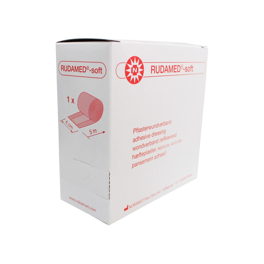 Weißer Wundschnellverband der Marke Noba Rudamed, Größe 4 cm x 5 m. Der Verband ist in einer klaren, gut strukturierten Verpackung präsentiert, die alle wichtigen Informationen in deutscher Sprache zeigt. Auf der Vorderseite des Verpackungsdesigns stehen die Produktbezeichnung, Größe und Anwendungsbeschreibung hervorgehoben. Der Hintergrund ist schlicht, um den Fokus auf den Verband selbst zu lenken. Kante und Innenmaterial sind sichtbar, was die Qualität und Verwendung des Produkts unterstreicht.