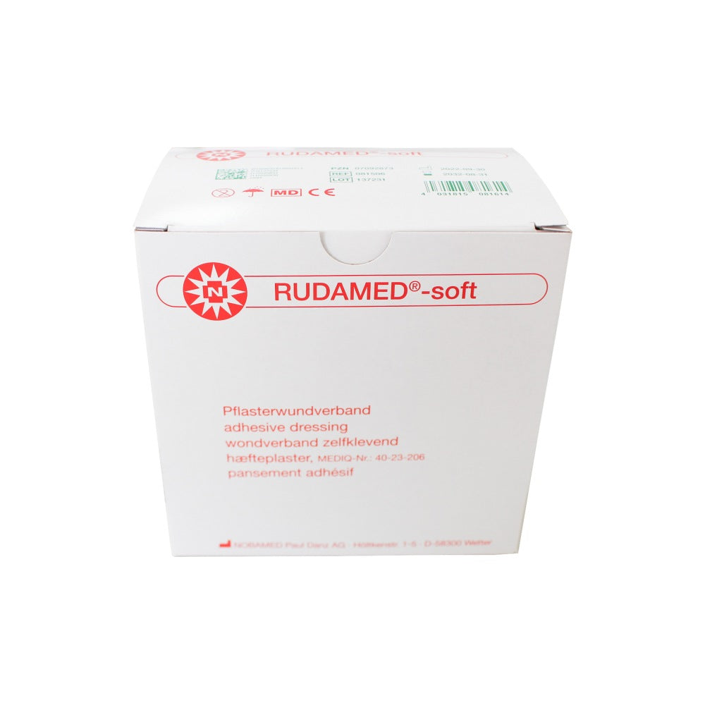 Produktbild des Noba Rudamed Soft Wundschnellverbandes in der Größe 4 cm x 5 m. Der Verband wird in einer Platz sparenden Verpackung präsentiert, die klare Informationen zum Produkt enthält. Die Verpackung zeigt die Markenbezeichnung "Noba" sowie den Produktnamen "Rudamed Soft" und die Größe des Verbandes. Der Hintergrund ist neutral gehalten, damit der Verband im Fokus steht. Der Verband selbst hat eine weiche und flexible Textur, die für Komfort sorgt, und ist für die schnelle Wundversorgung geeignet.