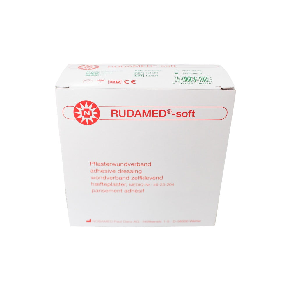 Detailliertes Produktbild eines Noba Rudamed Soft Wundschnellverbandes. Der Verband ist auf einem hellen Hintergrund abgebildet und zeigt eine Rolle, die in der Größe 6 cm x 5 m erhältlich ist. Der Verband aus weichem Material ist in einer transparenten Verpackung präsentiert, wobei die Beschriftung klar leserlich ist. Die Verpackung hebt die Eigenschaften des Produkts hervor, darunter Hautfreundlichkeit und Atmungsaktivität. Es handelt sich um ein medizinisches Hilfsmittel zur schnellen Wundversorgung.