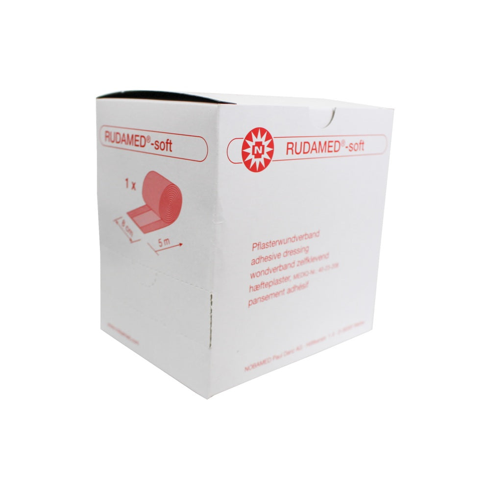 Bild eines Wundschnellverbands von Noba, der in einer transparenten Verpackung präsentiert wird. Der Verband hat eine Größe von 6 cm x 5 m und ist für die schnelle Wundversorgung konzipiert. Auf der Verpackung sind die Produktbezeichnung "Rudamed Soft Wundschnellverband" sowie zusätzliche Informationen und Grafiken sichtbar. Der Hintergrund ist weiß, wodurch das Produkt gut zur Geltung kommt.