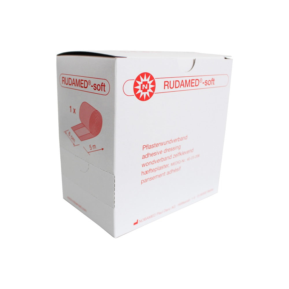 Produktbild des Noba Rudamed Soft Wundschnellverbands in der Größe 8 cm x 5 m. Der Verband ist in einer transparenten Verpackung sichtbar, die von den Seiten leicht transparent ist und den Inhalt gut zur Geltung bringt. Im Vordergrund sind die Maße des Produkts und der Herstellungsname aufgedruckt. Der Verband selbst ist weich und anpassungsfähig, ideal für die Wundversorgung. Die Verpackung zeigt zudem informative Symbole, die auf die Anwendung und Eigenschaften des Produkts hinweisen.