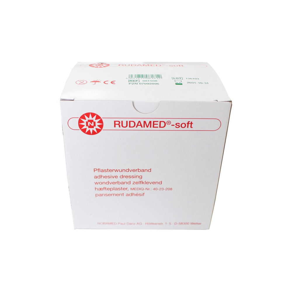 Das Bild zeigt einen Wundschnellverband der Marke Noba, der in einer transparenten Verpackung präsentiert wird. Der Verband hat die Maße 8 cm x 5 m und ist für die schnelle Wundversorgung konzipiert. Auf der Verpackung sind klare Angaben zum Produkt, dem Hersteller und den Anwendungshinweisen zu sehen. Das Design ist schlicht und funktional, mit einer überwiegenden Farbgestaltung in Weiß und Blau. Im Hintergrund ist eine neutrale Fläche, die den Fokus auf das Produkt lenkt.