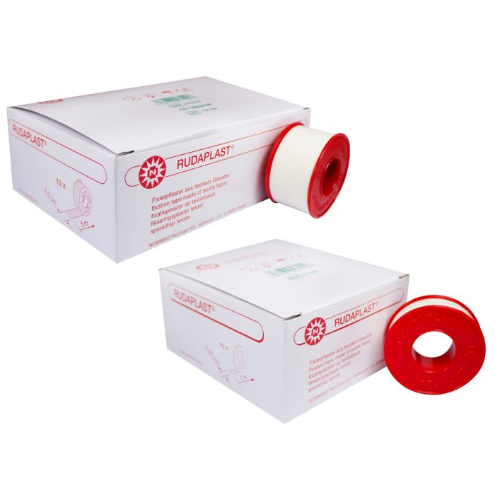 Das Bild zeigt eine Verpackung mit mehreren Rollen eines Fixierpflasters. Im Vordergrund sind zehn Rollen des Noba Rudaplast Fixierpflasters abgebildet, jede Rolle misst 12,5 cm in der Breite und 5 m in der Länge. Die Rolle ist überwiegend in einem hellen Farbton gehalten, während die Marke "Noba" und der Produktname gut lesbar in Schwarz auf der Verpackung stehen. Der Hintergrund ist weiß, wodurch die Verpackung gut zur Geltung kommt.