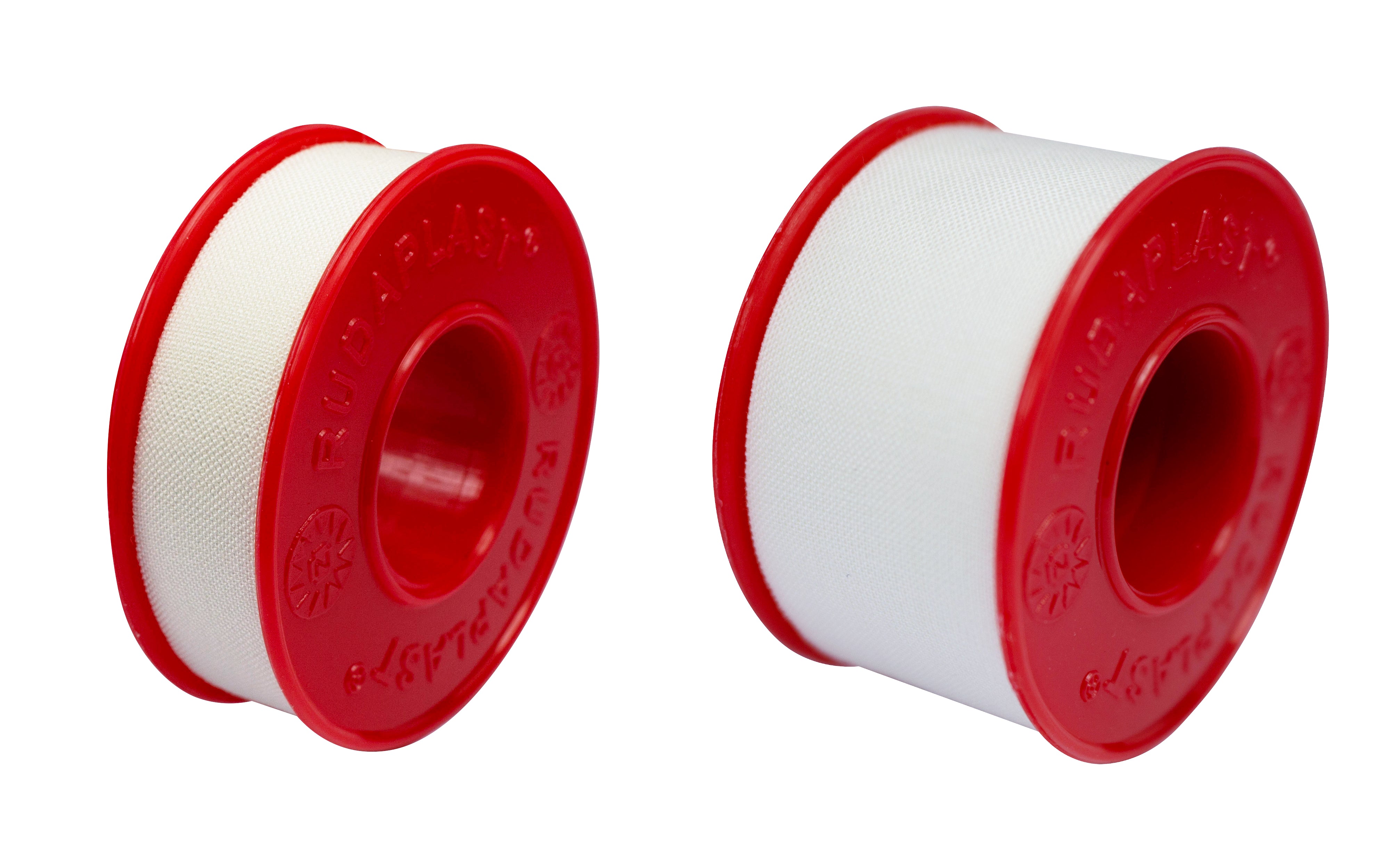 Ein Packungsbild des Noba Rudaplast Fixierpflasters. Die Rolle mit dem Pflaster ist in der Mitte des Bildes platziert. Die Verpackung ist transparent, sodass das beige Pflastermaterial gut sichtbar ist. Im oberen Bereich sind die Produktinformationen in deutscher Sprache abgedruckt, einschließlich der Bezeichnung "Rudaplast" und der Anweisung zur Verwendung. Der Hintergrund ist neutral, um den Fokus auf das Produkt zu lenken.