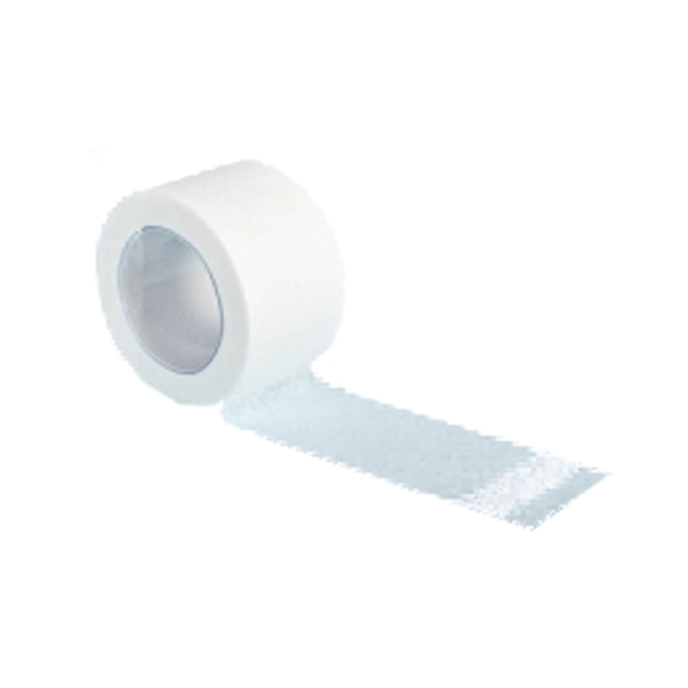 Weißes Fixierpflaster auf einer Rolle, abgebildet auf einem neutralen Hintergrund. Das Pflaster besteht aus einem weichen Vliesmaterial und hat keine seitlichen Klebeflächen. Die Rolle ist aufrecht positioniert, während die Beschriftung deutlich zu sehen ist, die Informationen zur Größe (12,5 cm x 9,14 m) enthält. Das Produkt dient zur sicheren Fixierung von Wundverbänden und ist für medizinische Anwendungen geeignet.