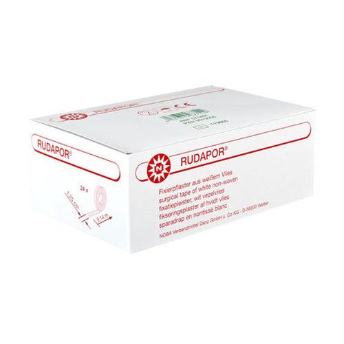 Produktbild des Noba Rudapor Fixierpflasters. Das Bild zeigt eine Packung des weißen Fixierpflasters auf einem neutralen Hintergrund. Das Pflaster hat keine seitlichen Ränder und ist in der Größe von 1,25 cm x 9,14 m abgebildet. Die Verpackung ist übersichtlich gestaltet und enthält klare Informationen über das Produkt, einschließlich Verwendungszweck und Anwendungshinweisen. Das weiße Vlies des Pflasters hebt sich deutlich vom Hintergrund ab und vermittelt eine saubere, medizinische Ästhetik.