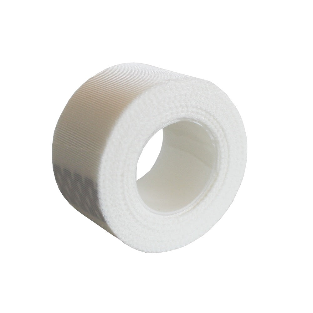 Bild eines Fixierpflasters ohne Seitenscheiben in der Größe 125 cm x 914 m. Das Pflaster hat eine helle, hautfreundliche Farbe und ist auf einer Rolle aufgewickelt. Die Verpackung zeigt klare Informationen zum Produkt, einschließlich der Größe und Verwendungshinweise. Der Hintergrund ist neutral, um das Produkt hervorzuheben. Das Fixierpflaster ist geeignet für die sichere Fixierung von Verbänden und medizinischen Hilfsmitteln.