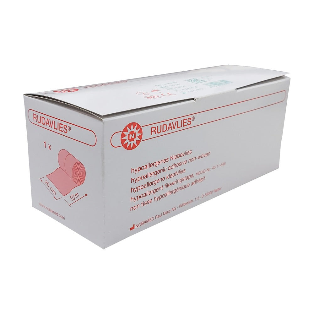 Weißes Noba Rudavlies-Klebevlies auf einer Rolle, die in der Mitte des Bildes platziert ist. Die Rolle ist zum Teil abgewickelt, sodass der Klebefilm gut sichtbar ist. Die Oberfläche des Vlieses wirkt glatt und gleichmäßig, während die Rückseite den klebenden Teil zeigt. Im Hintergrund ist ein heller, neutraler Farbton zu erkennen, der den Fokus auf das Produkt lenkt. Das Produkt wird als hypoallergen beworben, was ebenfalls im Bildtext hervorgehoben wird.