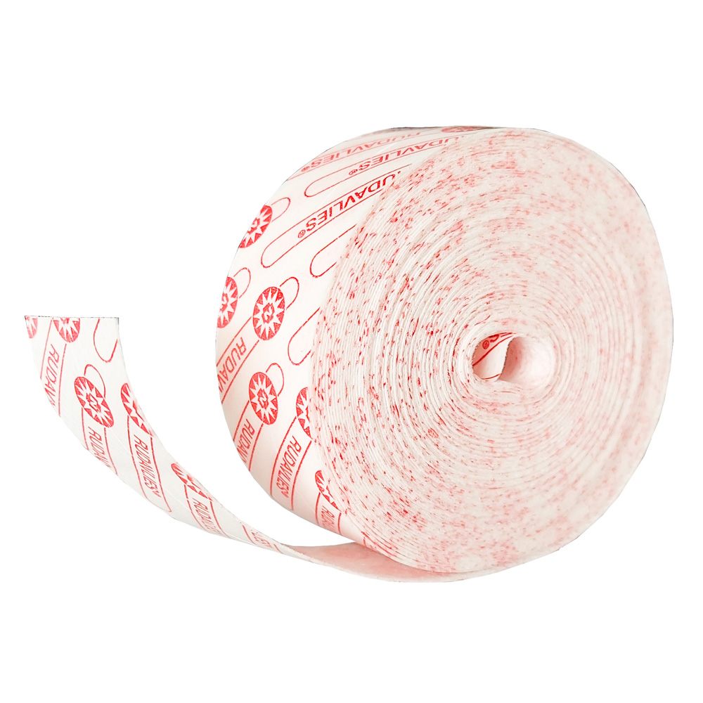 Das Bild zeigt eine Rolle des Noba Rudavlies Klebevlies, das auf einem weißen Hintergrund platziert ist. Die Rolle ist in Helikopter-Optik, mit einer Länge von 10 Metern, gut sichtbar. Die Verpackung ist transparent, sodass die Struktur des Vlieses erkennbar ist. Der Text auf der Rolle beschreibt die hypoallergenen Eigenschaften des Produkts und hebt die Anwendungsmöglichkeiten hervor. Sie ist für verschiedene Bastel- und Dekorationsprojekte geeignet.