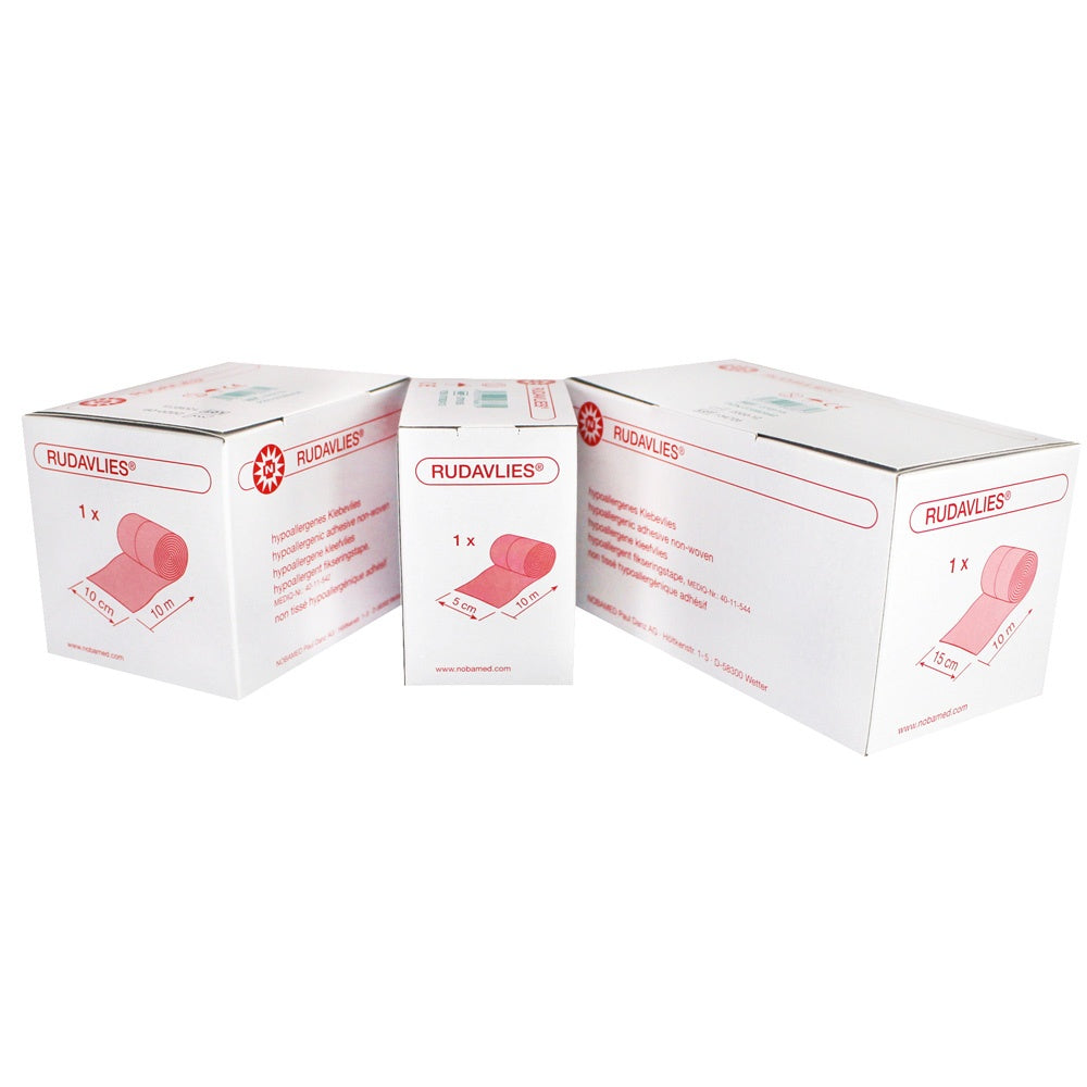 Das Bild zeigt eine Rolle Noba Rudavlies Klebevlies, die hypoallergen ist. Die Rolle hat eine Länge von 10 Metern und eine Breite von 25 cm. Das Vlies ist in einer weißen, glatten Textur gehalten, die auf einem hellen Hintergrund präsentiert wird. Die Verpackung zeigt auch die Produktbezeichnung deutlich, zusammen mit Hinweisen zur hypoallergenen Eigenschaft. Im Hintergrund sind verschwommene, neutrale Farben zu sehen, die das Produkt hervorheben.