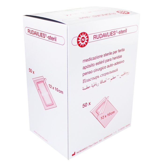 Das Bild zeigt eine Verpackung mit 50 sterilen Wundpflastern des Typs Noba Rudavlies. Jedes Pflaster hat eine Größe von 15 x 10 cm. Die Verpackung ist in einem weißen Design gehalten, wobei der Produktname in blau und orange hervorgehoben ist. In der oberen rechten Ecke sind Informationen zur Sterilität und zur Anwendung sichtbar. Im Hintergrund sind leicht verschwommene Produktdetails angedeutet.