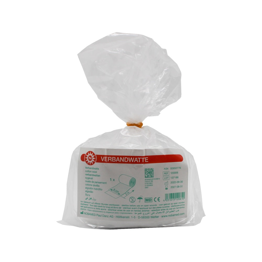 Alt-Text: „Das Bild zeigt eine Rolle Verbandwatte aus 100 % Baumwolle in weißer Farbe. Die Rolle hat einen Durchmesser von circa 6 cm und eine Länge von 2 m. Die Verbandwatte ist gleichmäßig gewickelt und zeigt eine weiche, fluffige Textur, die auf eine hohe Saugfähigkeit und Hautfreundlichkeit hinweist. Im Hintergrund ist ein neutraler Untergrund zu sehen, der die Details des Produkts hervorhebt. Diese Verbandwatte eignet sich ideal für medizinische Anwendungen, zur Wundversorgung und zur Polsterung.“