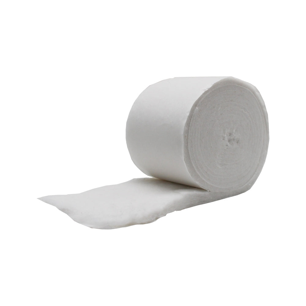 Bild zeigt eine gerollte Verbandwatte aus 100% Baumwolle in Weiß, verpackt in neutralem Umfeld. Die Rolle hat einen Durchmesser von etwa 6 cm und eine Länge von 2 Metern. Die Struktur der Watte ist weich und flauschig, ideal zur Wundversorgung und für medizinische Anwendungen. Die Verpackung hebt die hochwertigen Materialien hervor, die Hautverträglichkeit und Atmungsaktivität gewährleisten. Die neutrale Farbenkombination ermöglicht eine einfache Integration in verschiedene medizinische Umgebungen.