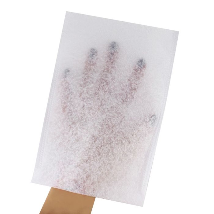 Waschhandschuhe aus weißem Vliesstoff, in einer schlichten und eleganten Anordnung präsentiert. Der Stoff wirkt weich und leicht, ideal für sanfte Hautreinigung. Die Handschuhe sind in einer standardisierten Form geschnitten, um eine optimale Passform zu gewährleisten. Der klare, weiße Farbton vermittelt Frische und Sauberkeit. Im Hintergrund ist eine dezente Textur zu erkennen, die dem gesamten Bild Tiefe verleiht.