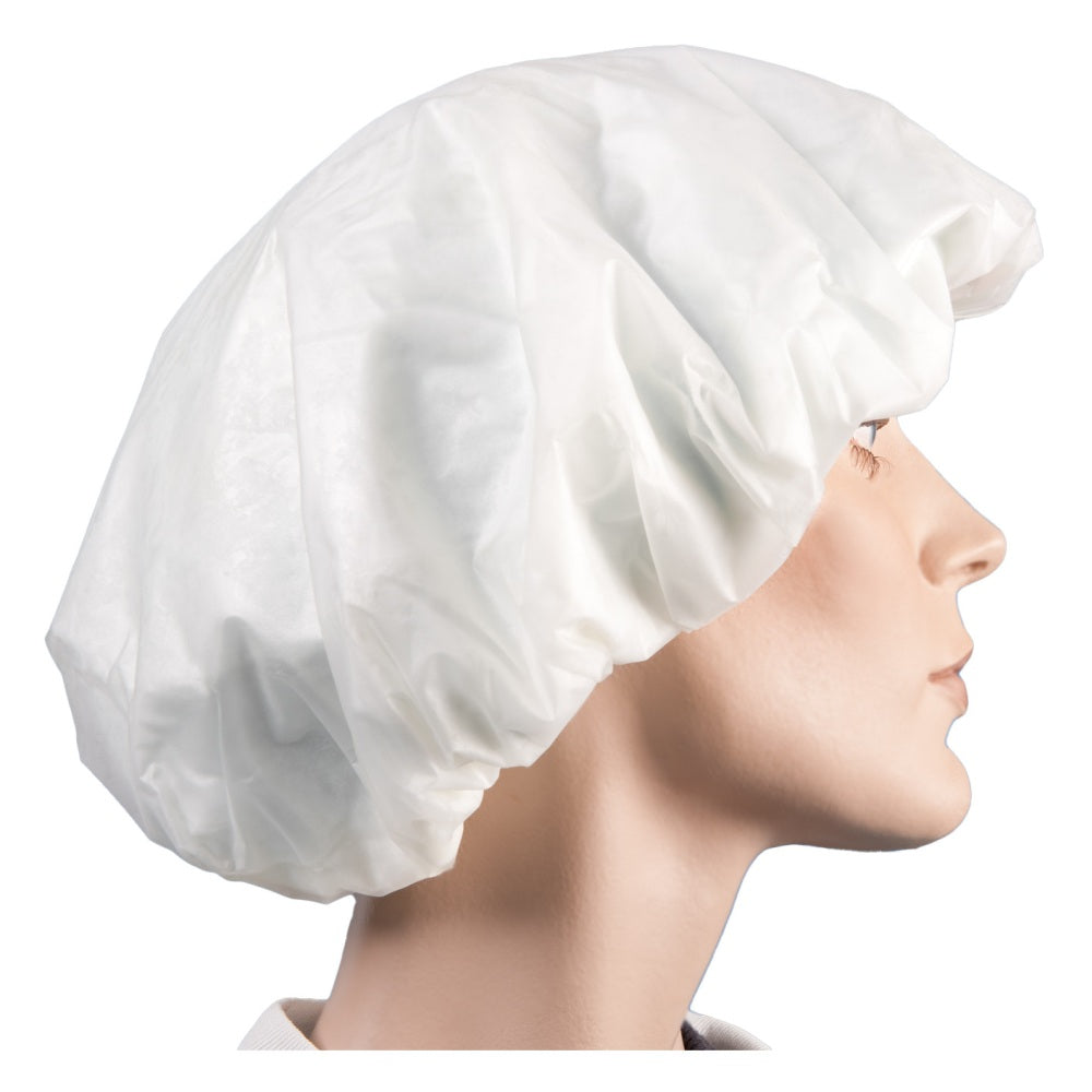 Weißer, leicht gewölbter Duschhaube auf einem hellen Hintergrund, die eine einmalige Anwendung symbolisiert. Die Haube ist mit einem modernen, minimalistischen Design gestaltet und hebt sich durch ihre klare, schlichte Form ab. Im Vordergrund sind sanfte Wassertropfen zu sehen, die den Frischeffekt und die Anwendung unterstreichen. Die Duschhaube ist als Teil eines umfassenden Haarpflegesystems ohne Ausspülen konzipiert.