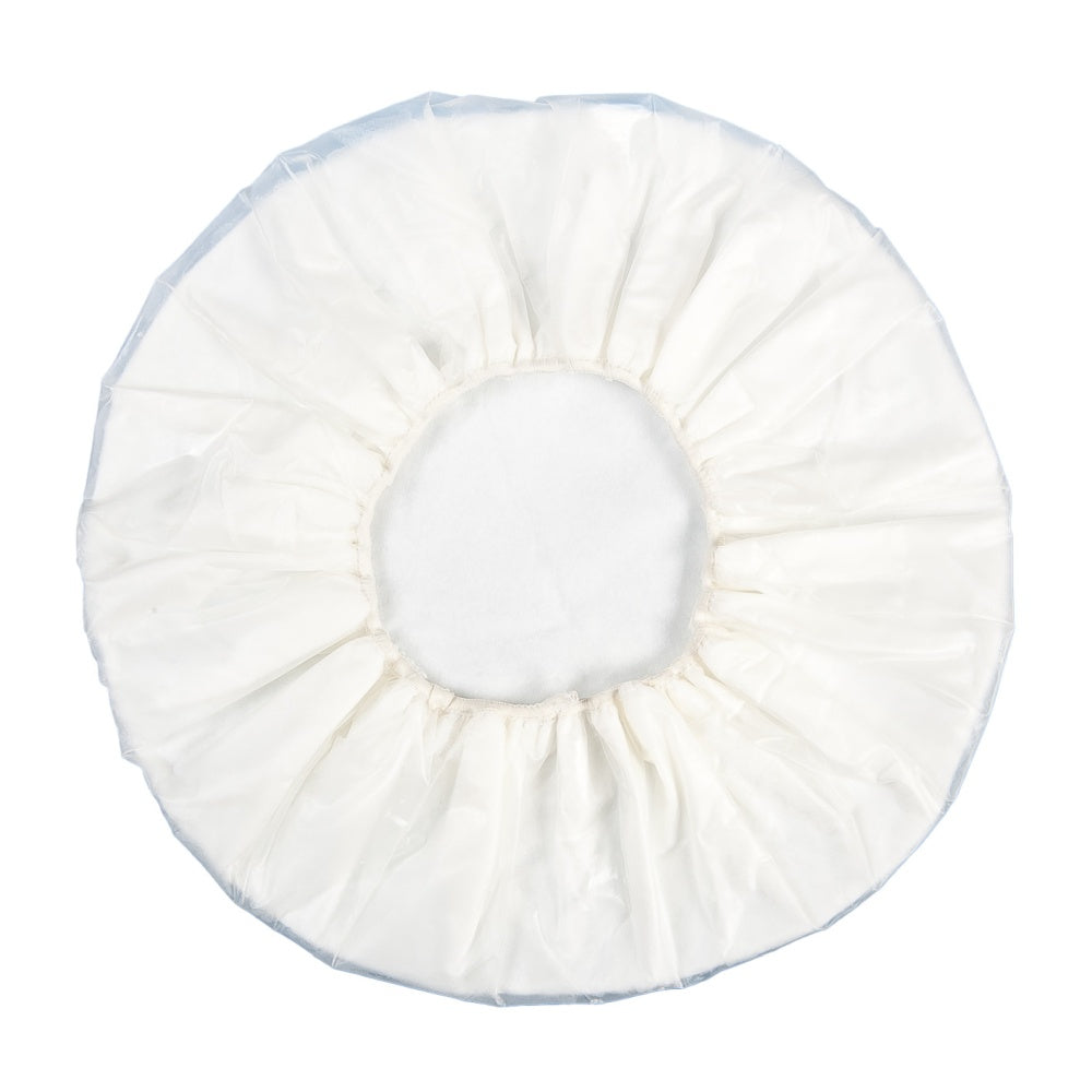 Das Bild zeigt eine einmalige Waschhaube namens "Noba Wash Cap", die als komplettes Haarpflegesystem konzipiert ist. Die haube ist in einer eleganten, weißen Verpackung mit dem Produkttitel und einer ansprechenden, modernen Schriftart gestaltet. Im Hintergrund sind sanfte, pastellfarbene Töne zu sehen, die eine beruhigende Atmosphäre schaffen. Die Verpackung hebt die Vorteile der Haarpflege ohne Ausspülen hervor, was für Kunden eine innovative Lösung darstellt.