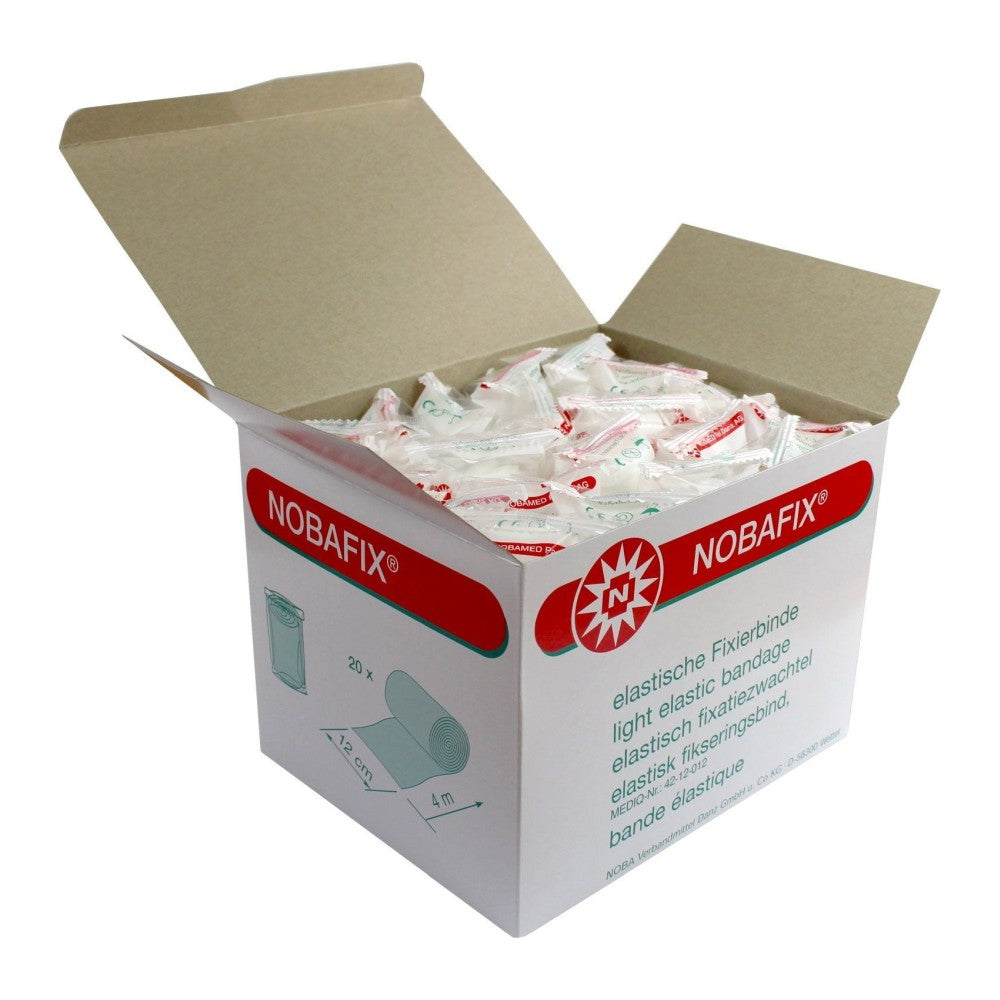 Bild zeigt eine Verpackung von Nobafix Fixierbinden, die in transparentem Folienbeutel präsentiert wird. Die Fixierbinden sind 12 cm breit und 4 m lang, und es sind insgesamt 20 Stück in der Packung enthalten. Die Binden sind darauf ausgelegt, zur Fixierung von Verbänden zu dienen und verfügen über eine gute Klebkraft. Der Hintergrund ist neutral, sodass die Produktverpackung klar hervorsticht.