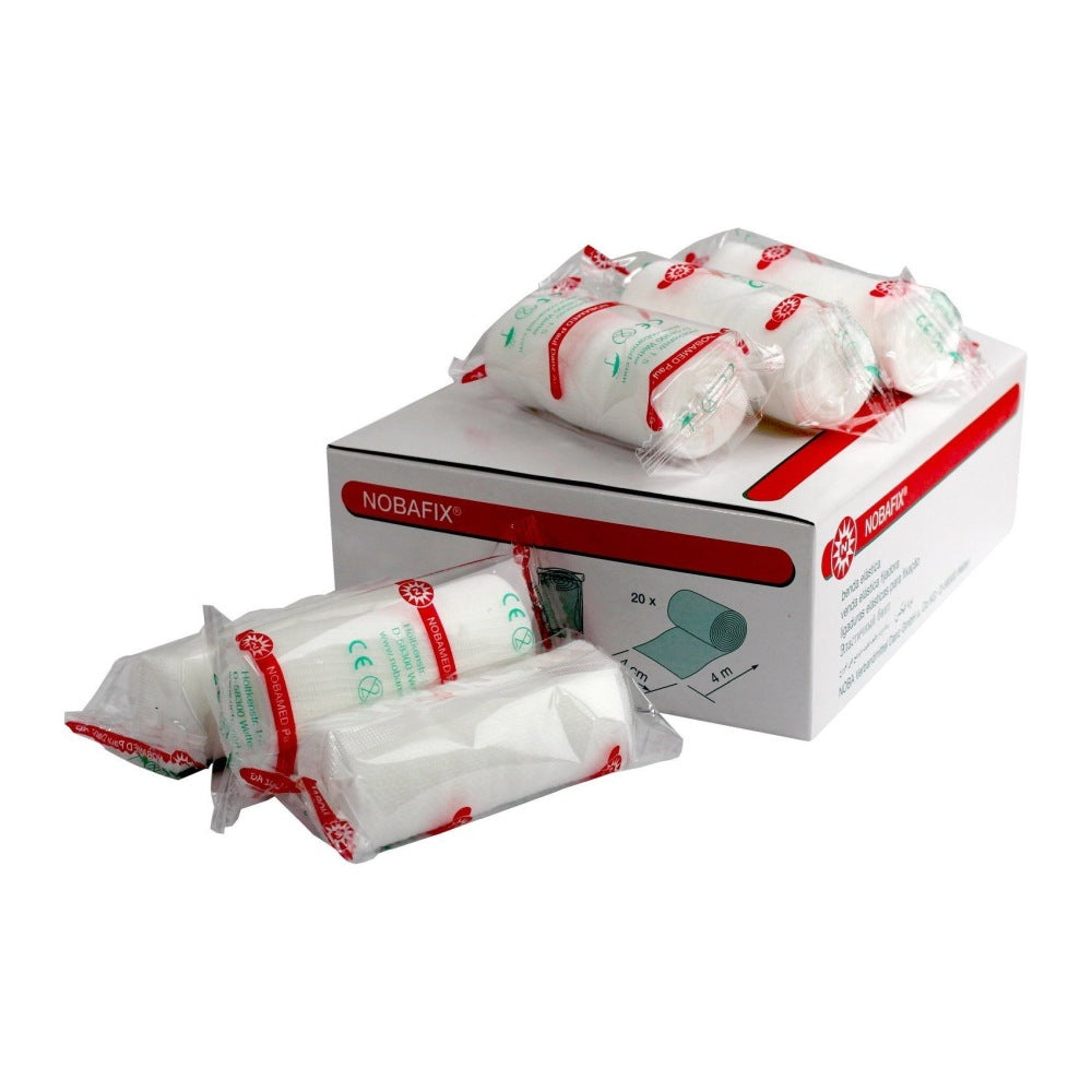 Bild zeigt eine Produktpackung mit insgesamt 20 Fixierbinden in transparenter Folie. Jede Binde hat eine Breite von 4 cm und eine Länge von 4 m. Die Binden sind ordentlich in einer kompakten Kartonverpackung angeordnet, die mit einem klaren Sichtfenster versehen ist, sodass der Inhalt gut sichtbar ist. Der Karton zeigt auf der Vorderseite ein ansprechendes Design mit dem Produktnamen „Nobafix“.