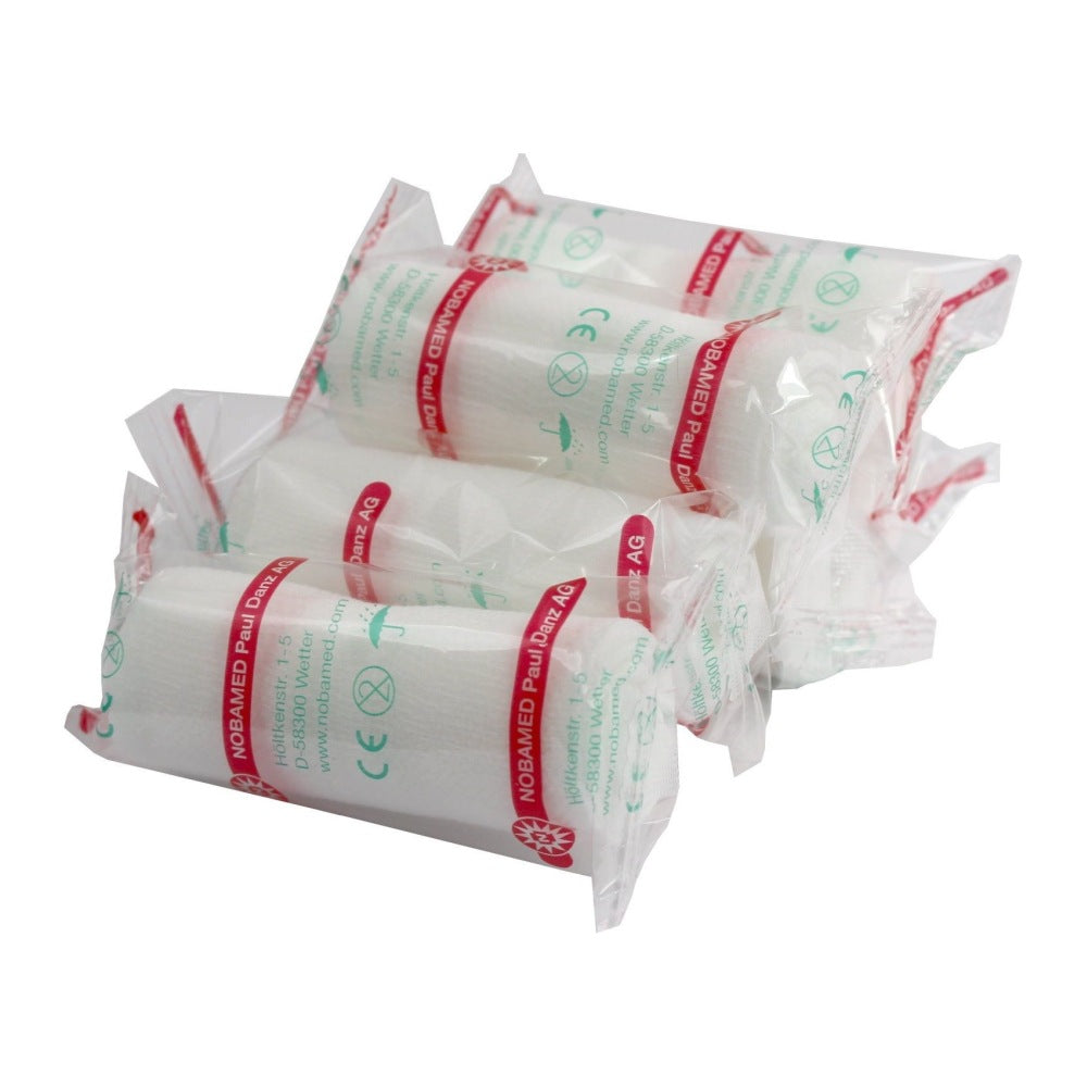 Auf dem Bild sind 20 Rollen Fixierbinden von Nobafix in einer transparenten Verpackung zu sehen. Jede Rolle hat eine Breite von 4 cm und eine Länge von 4 m. Die Binden sind in einer ordentlichen Anordnung präsentiert, sodass ihre weiße Farbe und die glatte Struktur gut zur Geltung kommen. Die Verpackung zeigt zusätzlich wichtige Informationen und Details über das Produkt, einschließlich der Anwendungshinweise und der Menge.