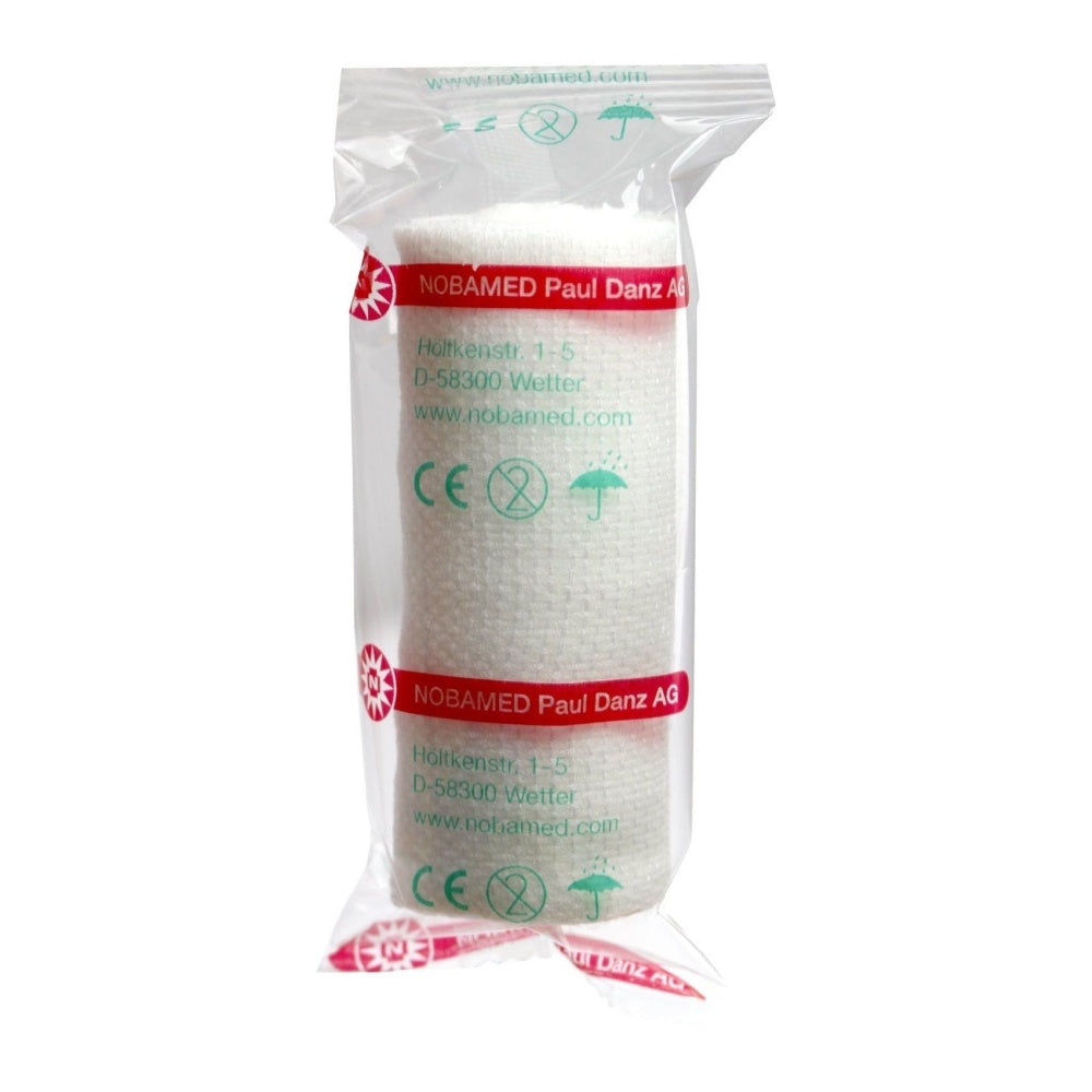 Produktbild der Nobafix Fixierbinden in Folie, mit den Maßen 4 cm x 4 m. In der Verpackung sind 20 Stück enthalten. Die Fixierbinden sind in einer transparenten Folie verpackt, die das Produkt gut sichtbar macht. Die Binden sind in einer rechteckigen Form angeordnet, und die Farbgebung ist hauptsächlich in Weiß mit einem klaren, unauffälligen Design. Ideal für die sichere Fixierung von Verbänden und zur Wundversorgung. Die Verpackung weist praktische Anwendungshinweise auf.