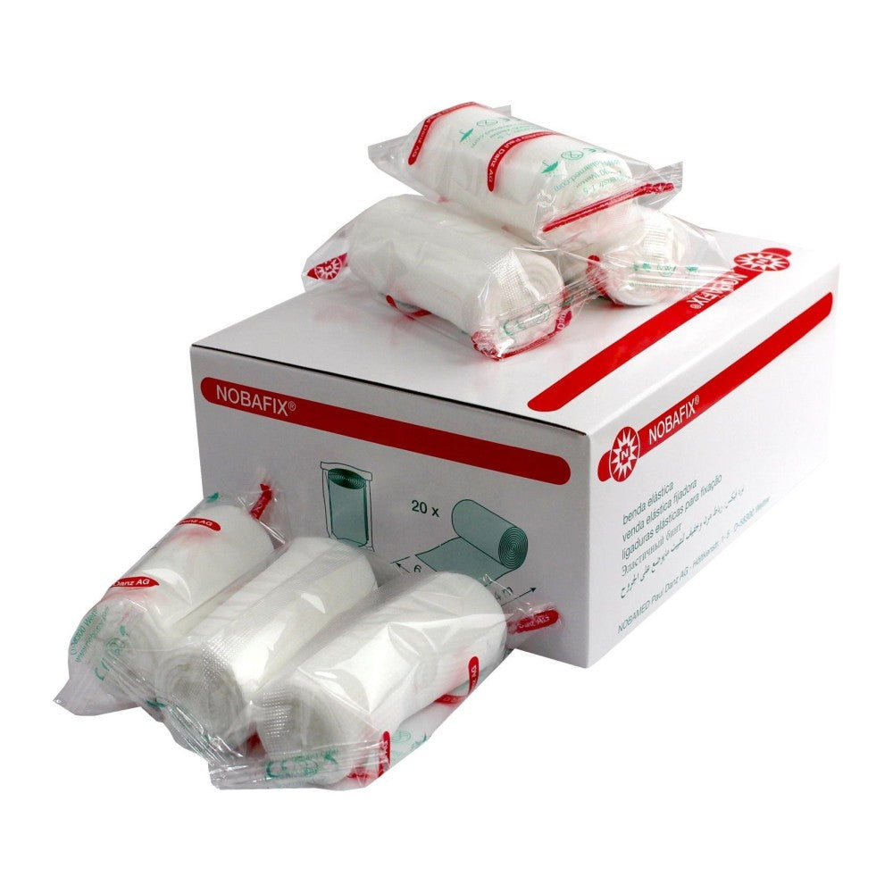Bild zeigt eine Packung mit NobaFix Fixierbinden, bestehend aus 20 Stück, die in einer durchsichtigen Folie verpackt sind. Jede Fixierbinde misst 6 cm x 4 m und ist in weißer Farbe gehalten. Im oberen Bereich der Verpackung ist der Produktname "NobaFix - Fixierbinden" deutlich in blauer, fester Schriftart abgebildet. Darunter befindet sich eine kurze Beschreibung sowie die Maße der Binden.